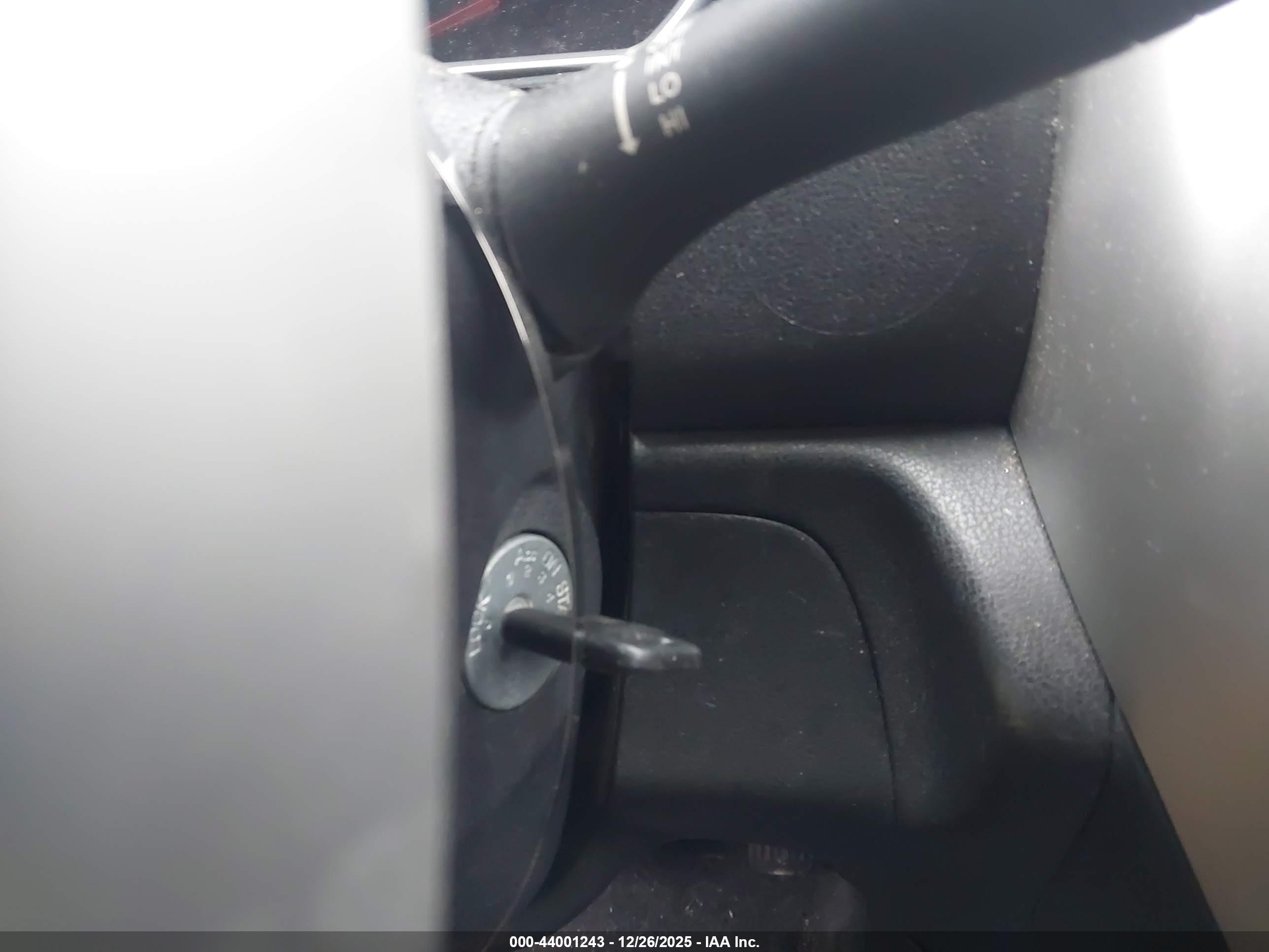 NISSAN VERSA image 11