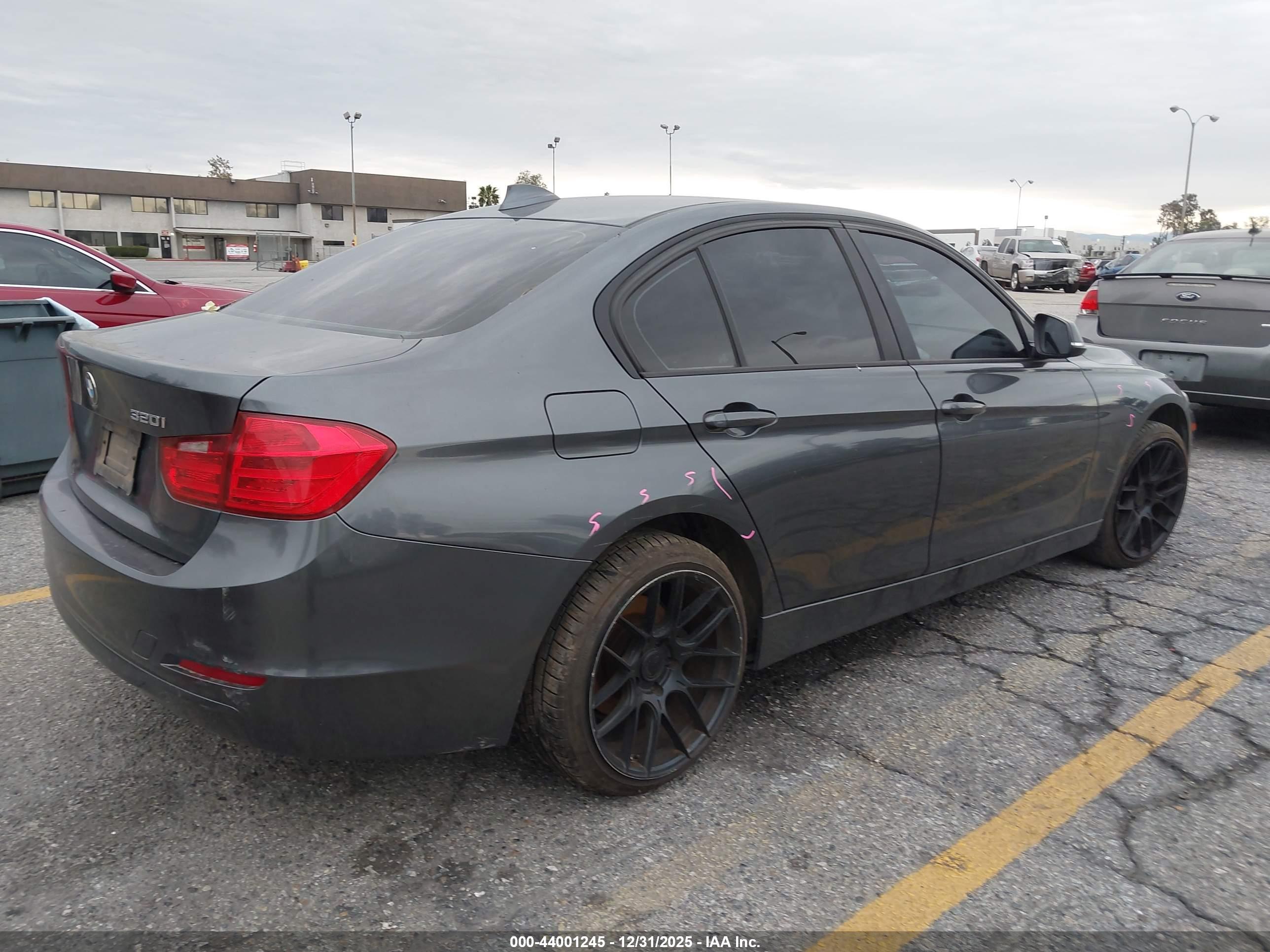 BMW 320I image 4