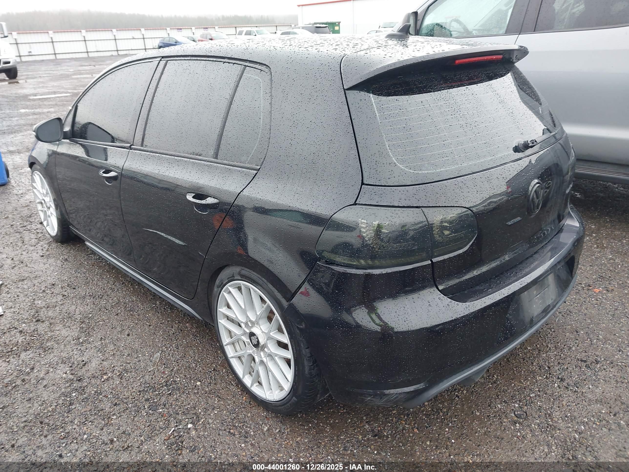 VOLKSWAGEN GTI image 3