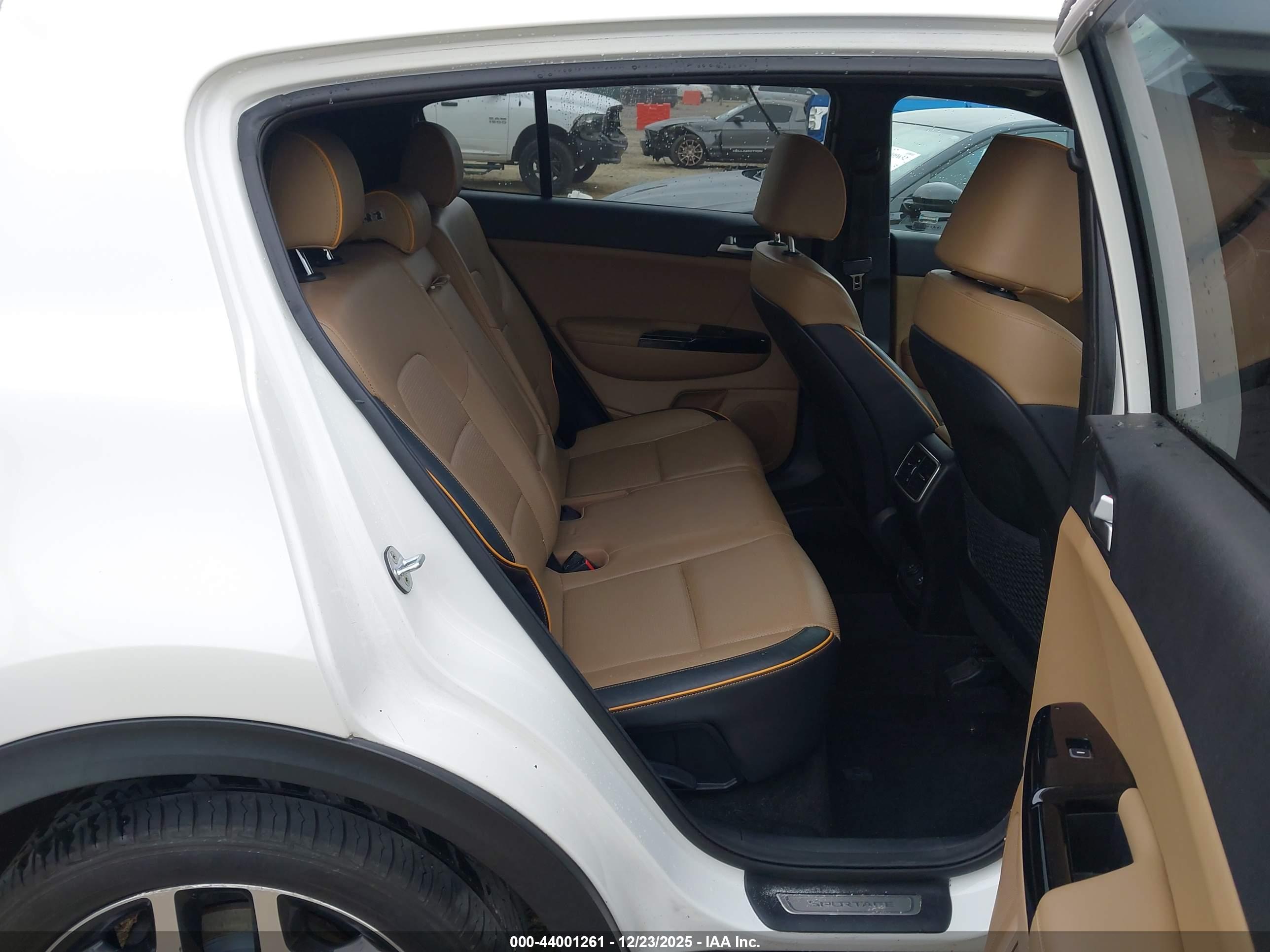 KIA SPORTAGE image 8