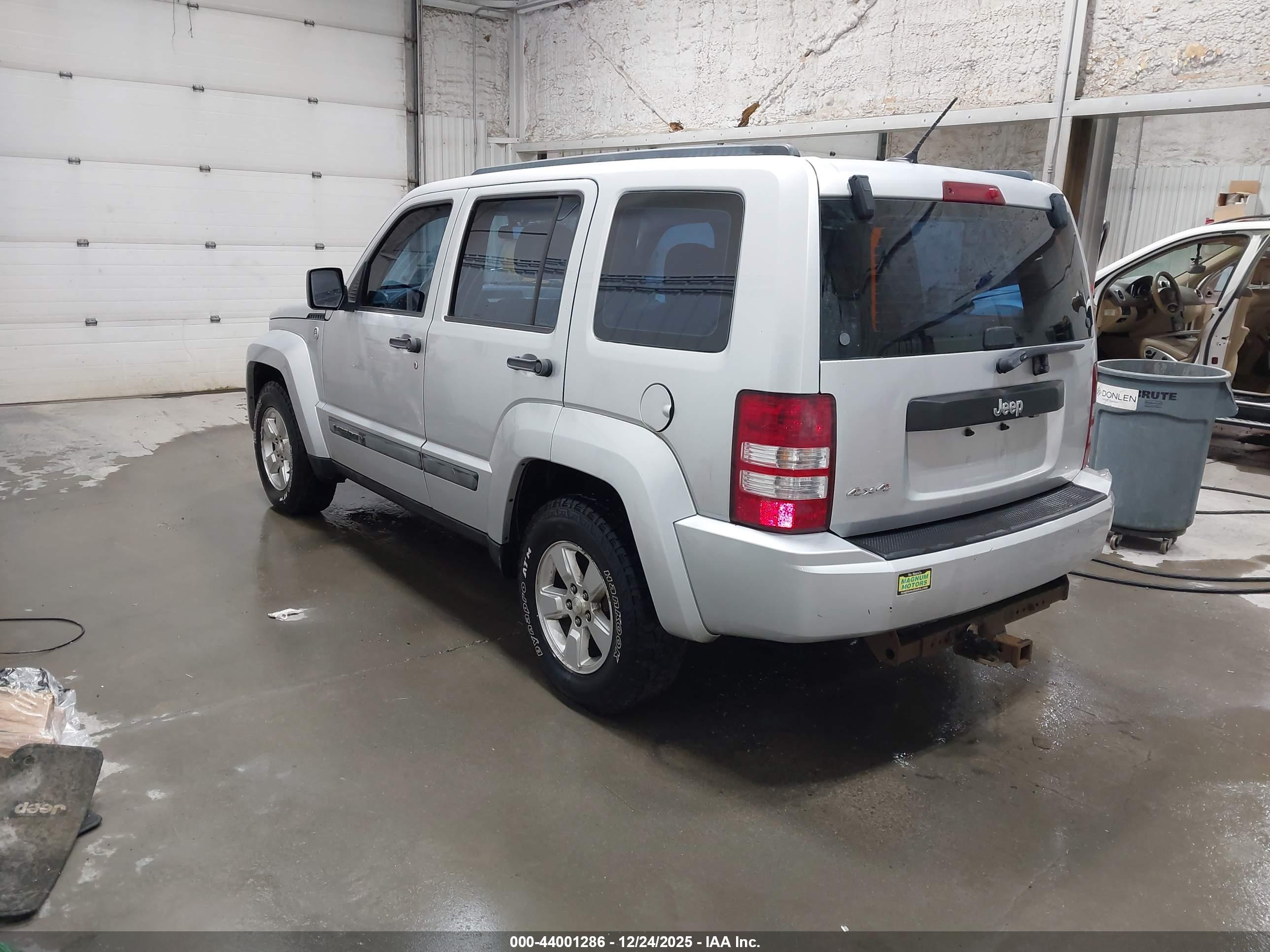 JEEP LIBERTY image 3