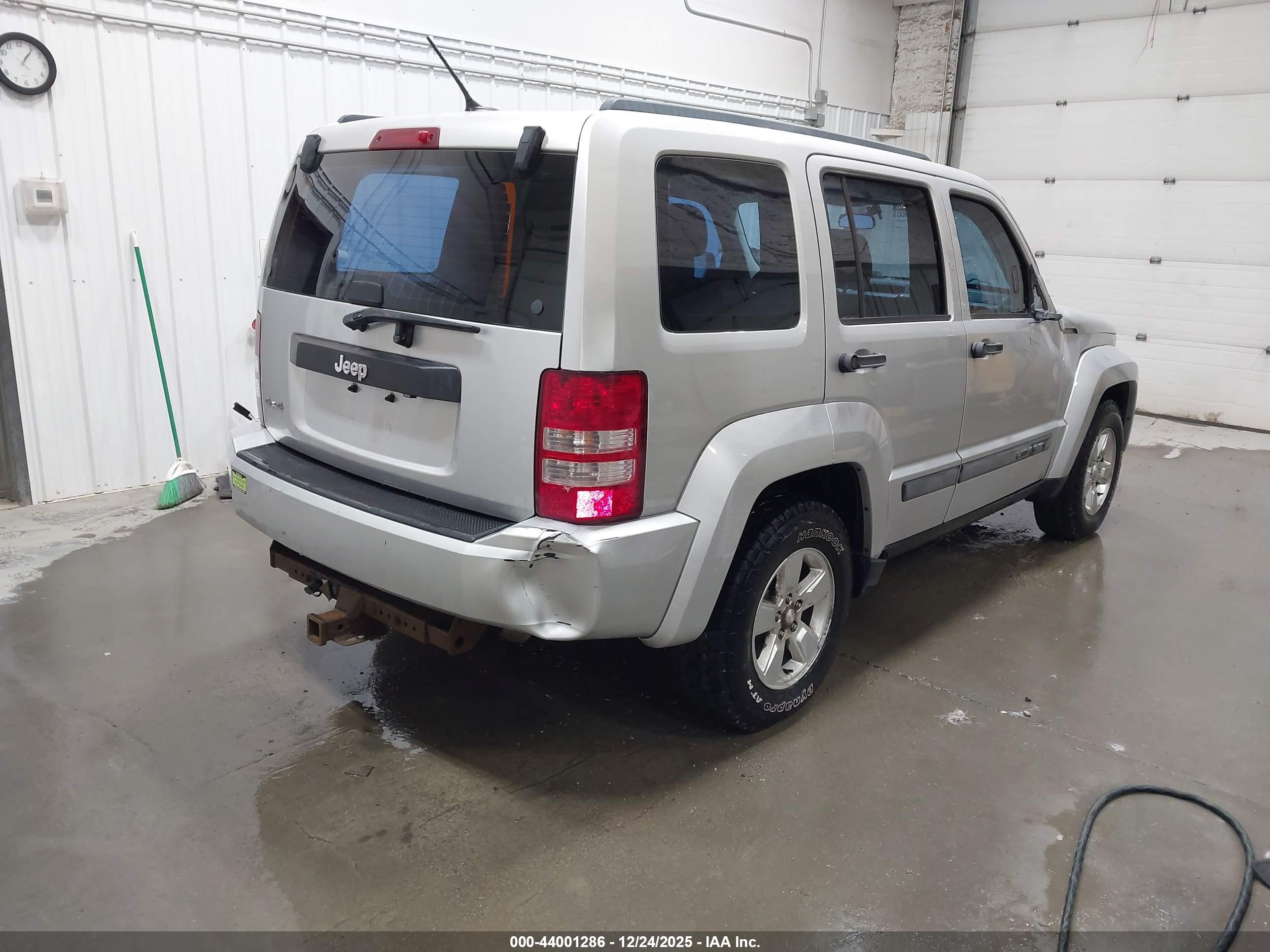JEEP LIBERTY image 4