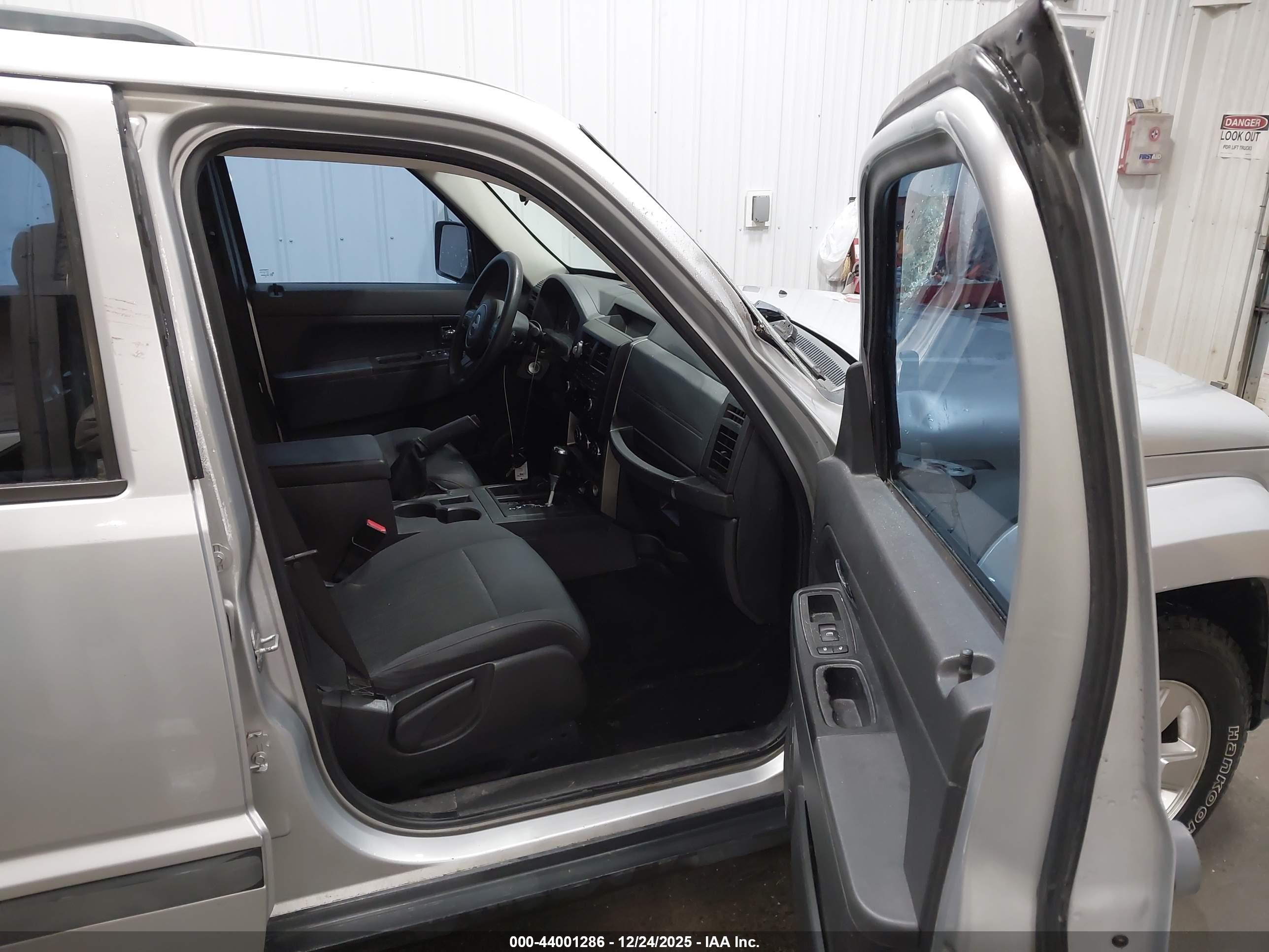 JEEP LIBERTY image 5