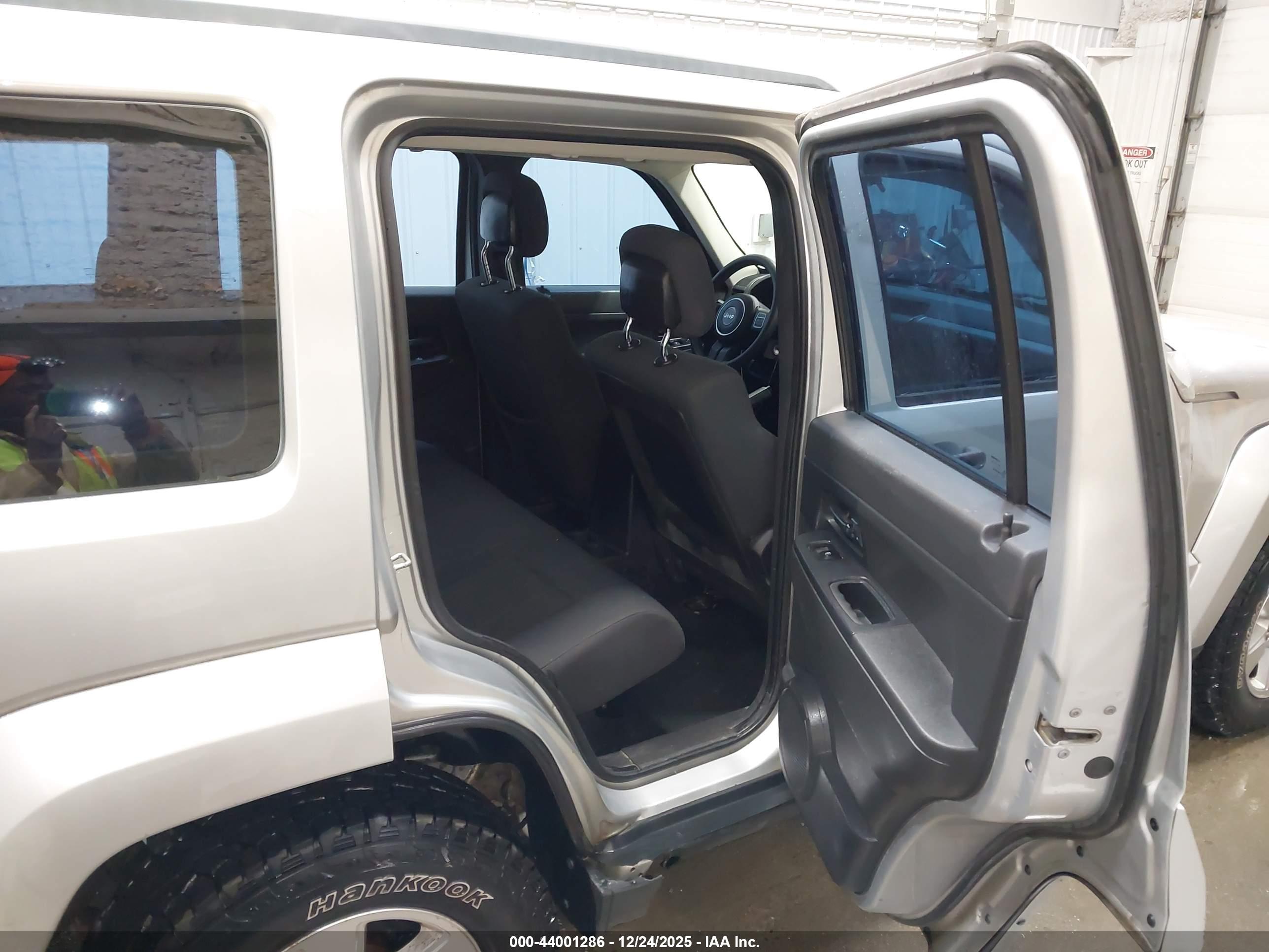 JEEP LIBERTY image 8