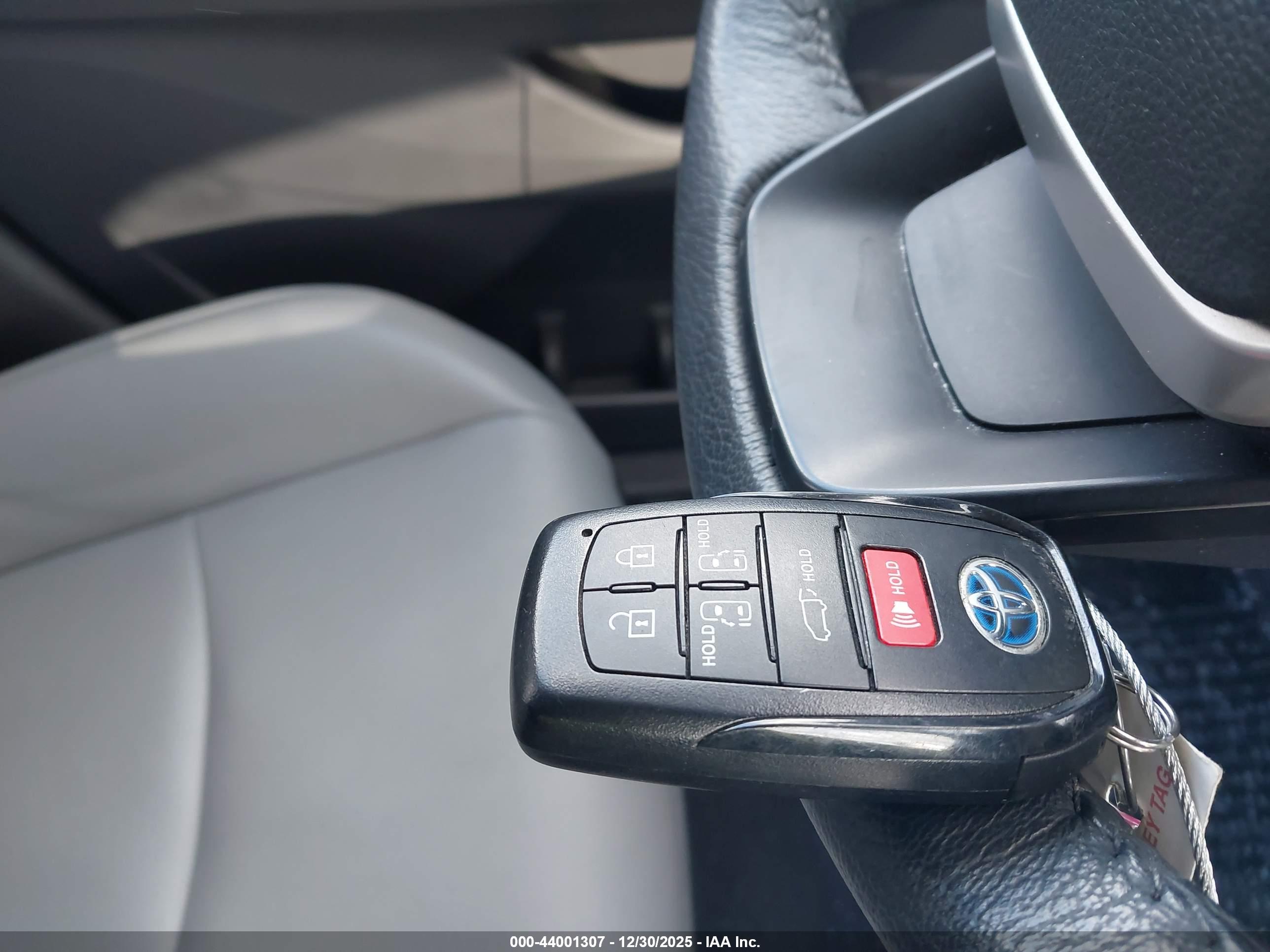 TOYOTA SIENNA image 11