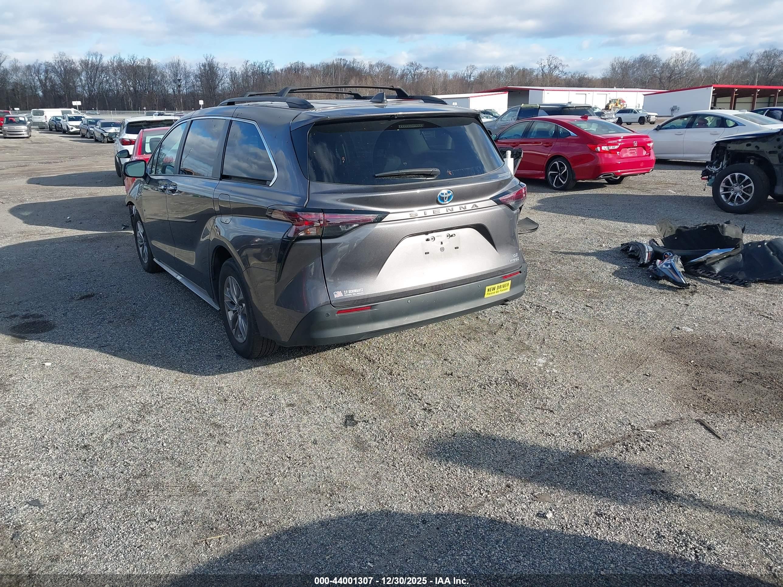 TOYOTA SIENNA image 3