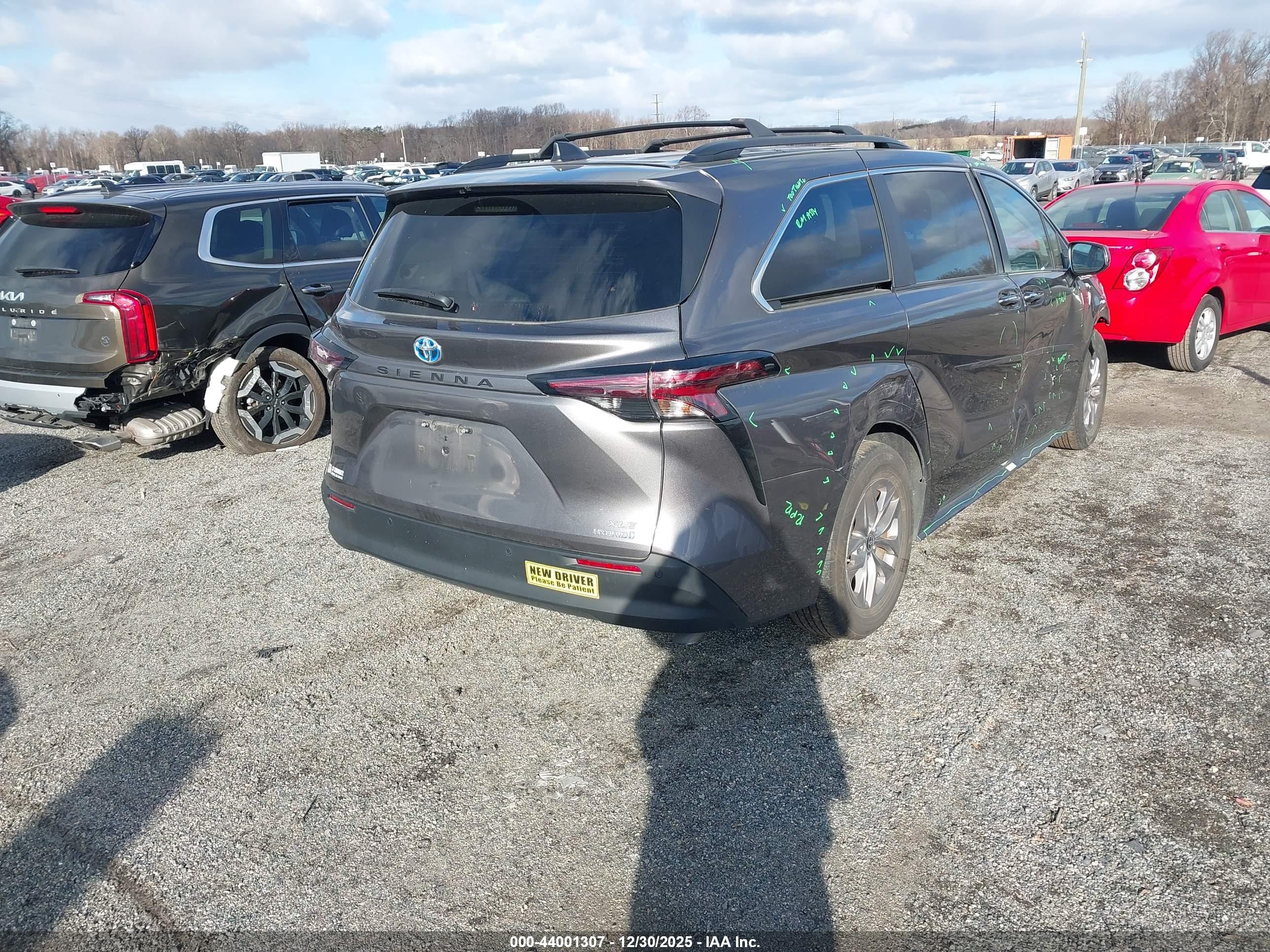 TOYOTA SIENNA image 4