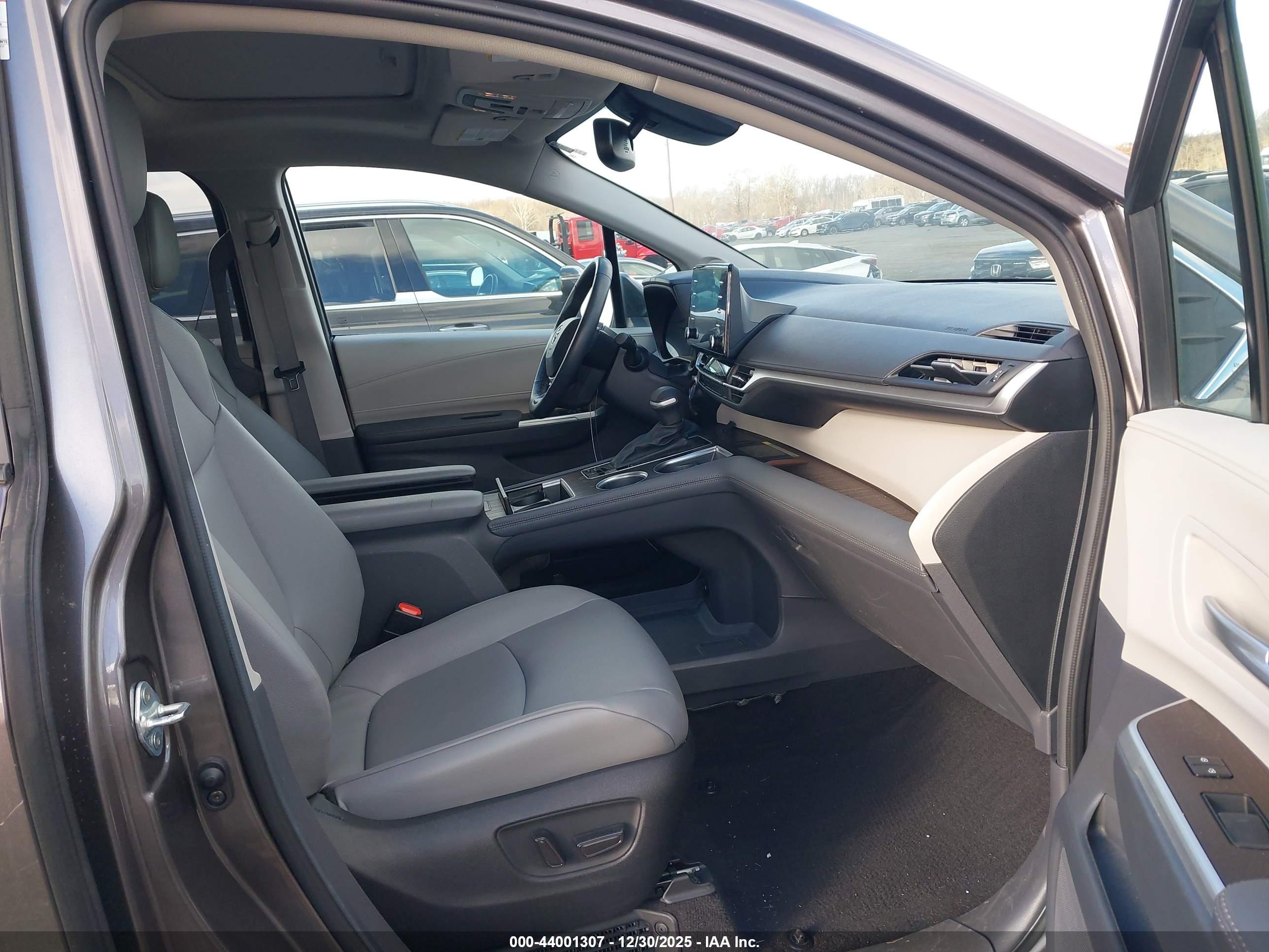 TOYOTA SIENNA image 5