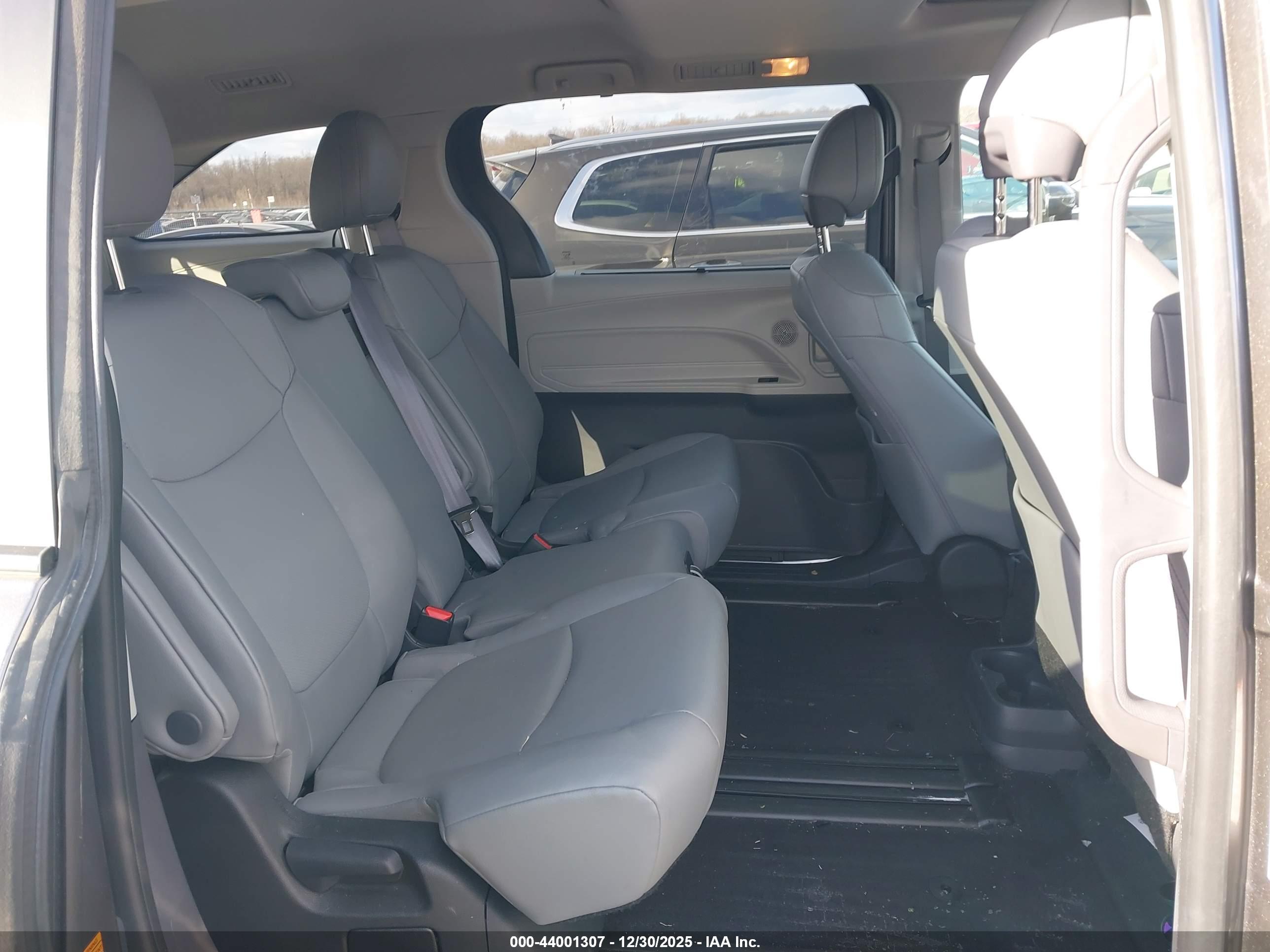 TOYOTA SIENNA image 8