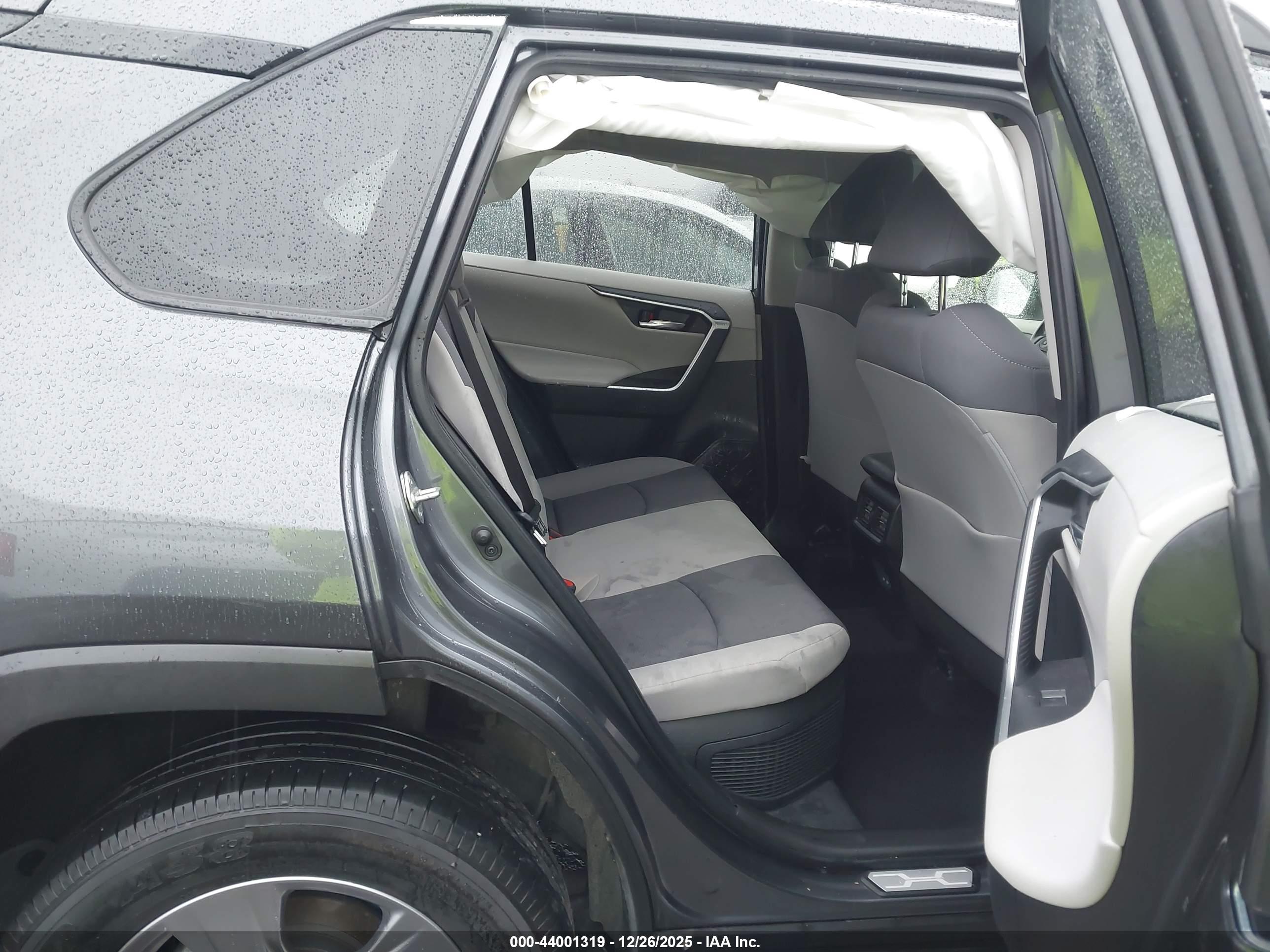 TOYOTA RAV4 image 8