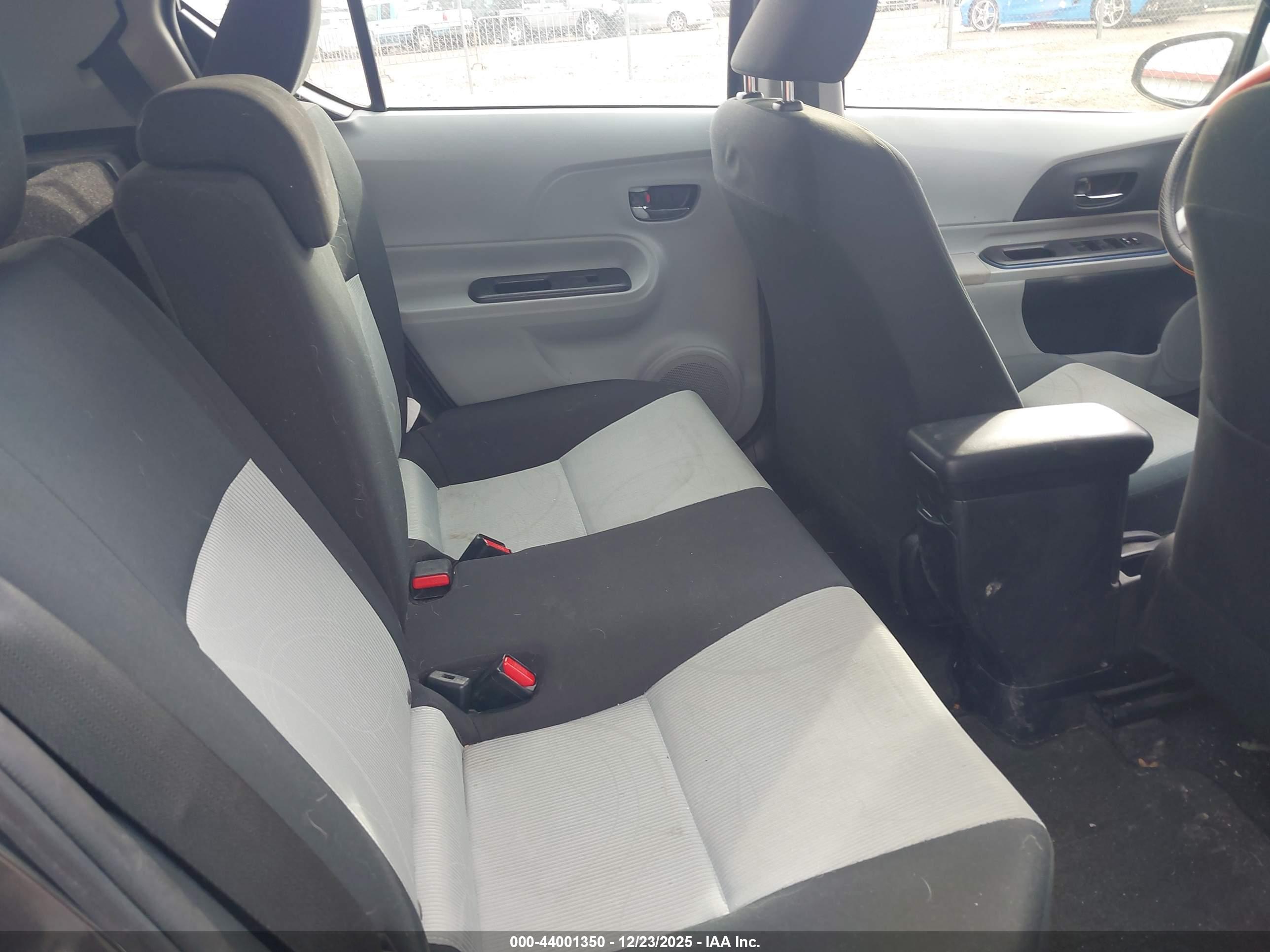 TOYOTA PRIUS image 8