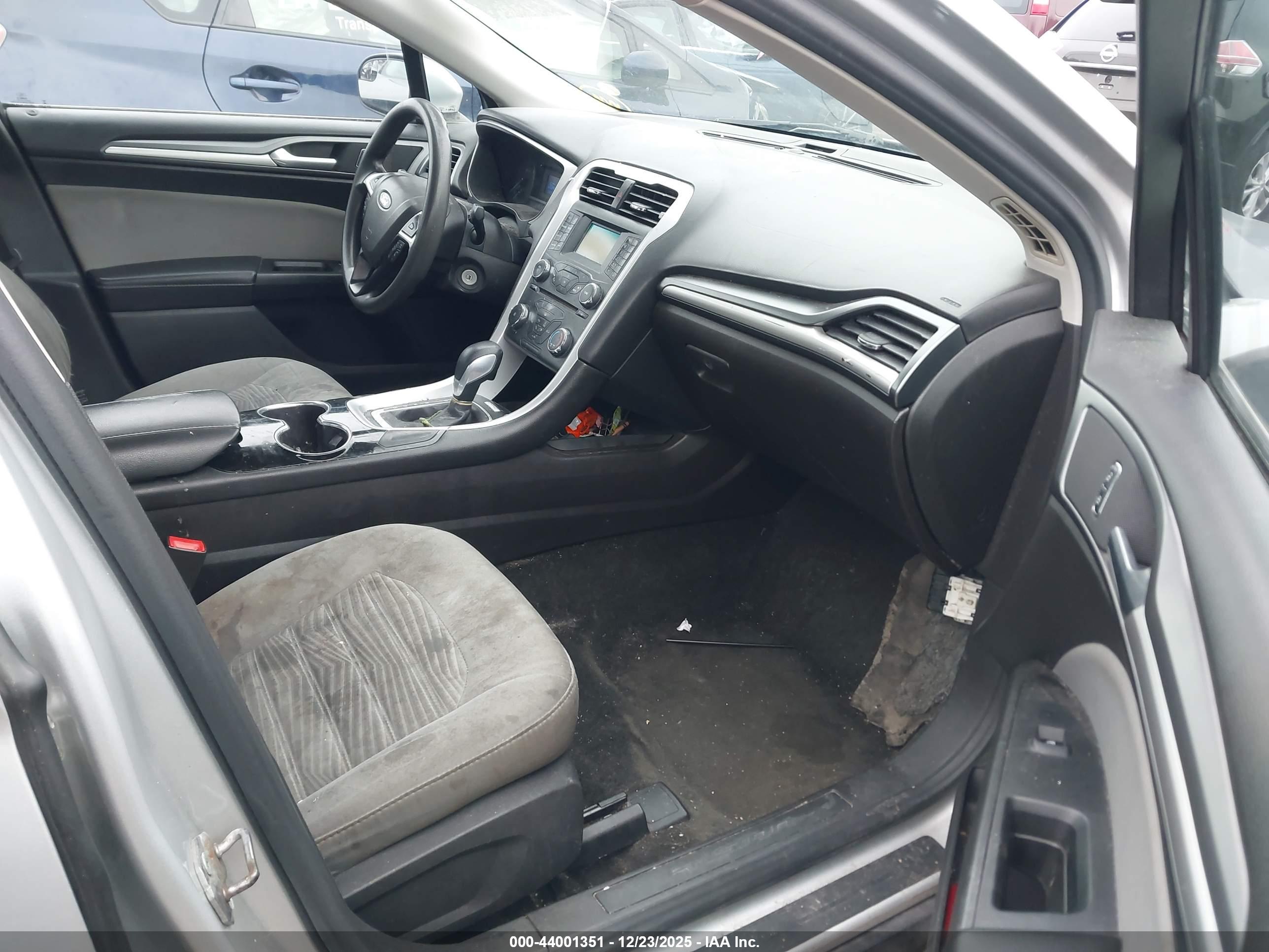 FORD FUSION image 5