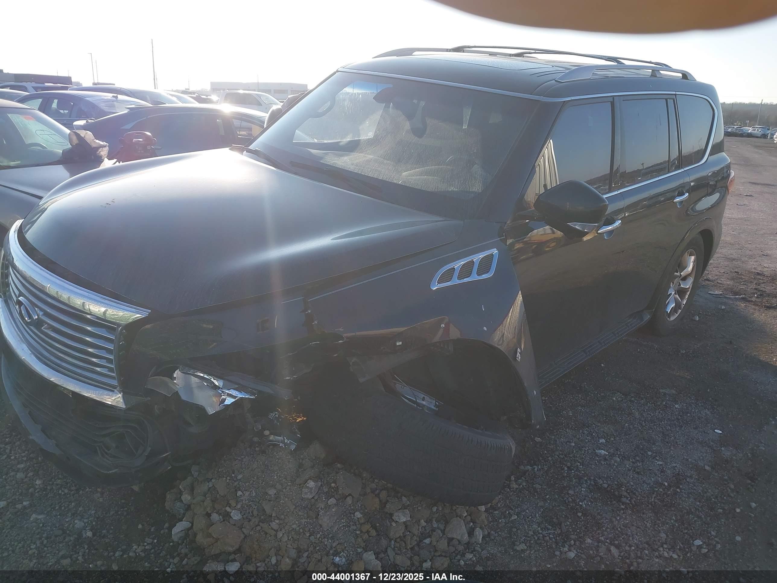 INFINITI QX56 image 2
