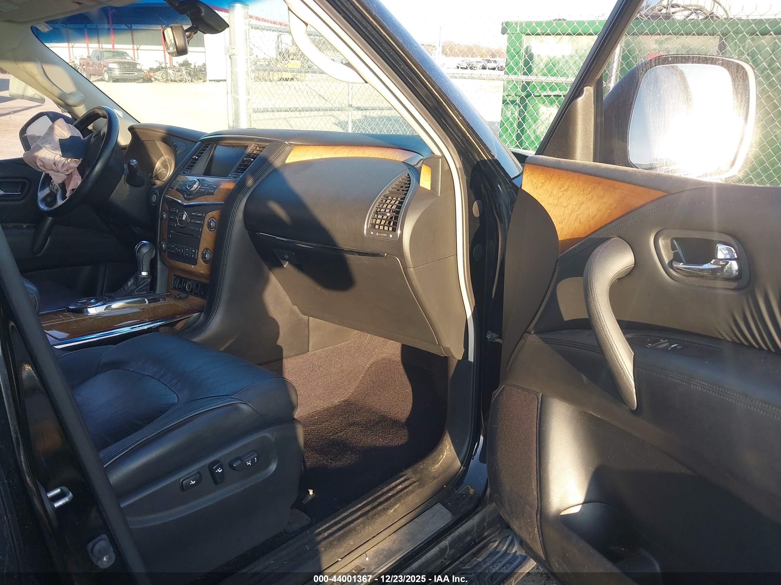 INFINITI QX56 image 5