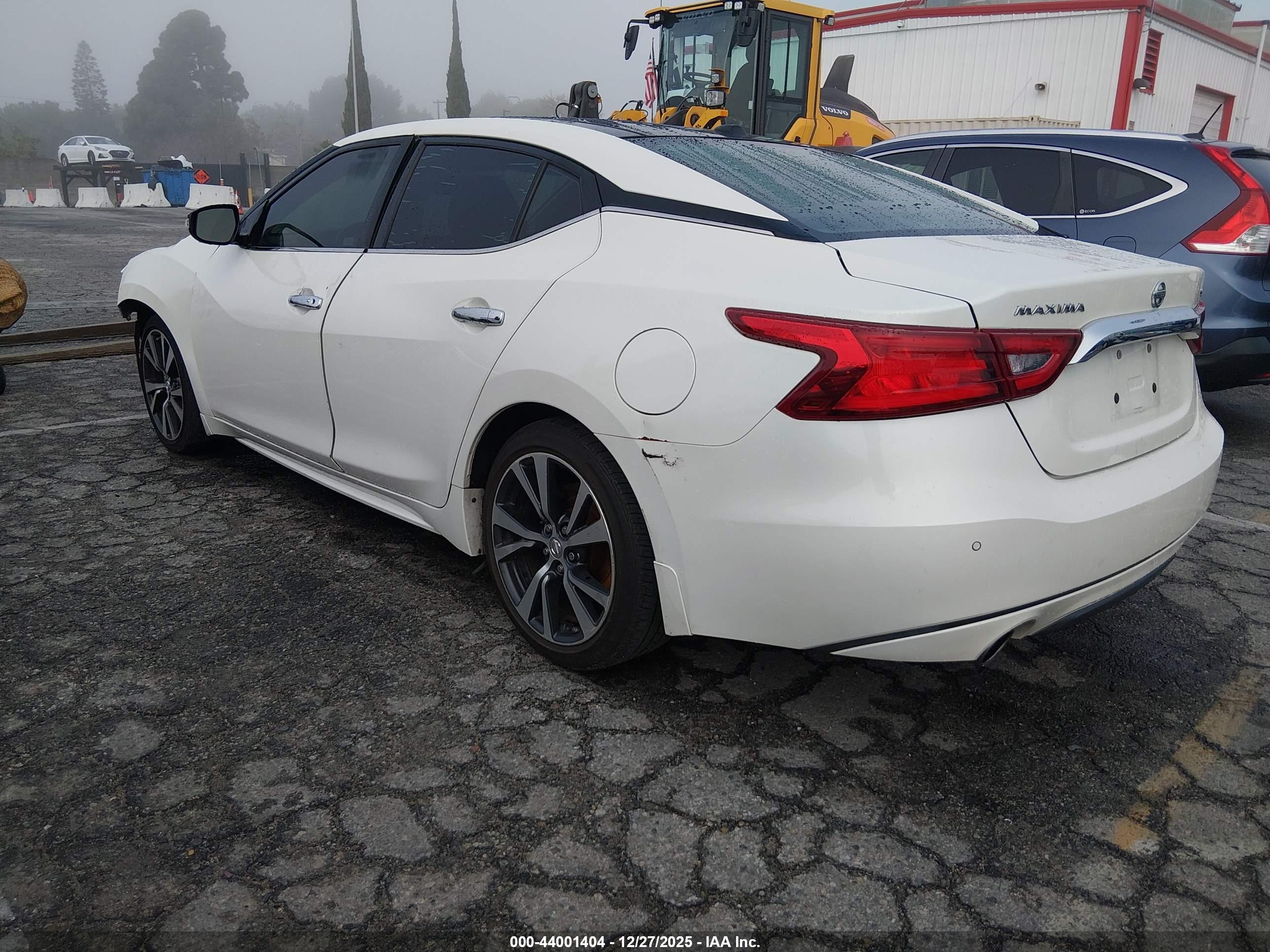 NISSAN MAXIMA image 3