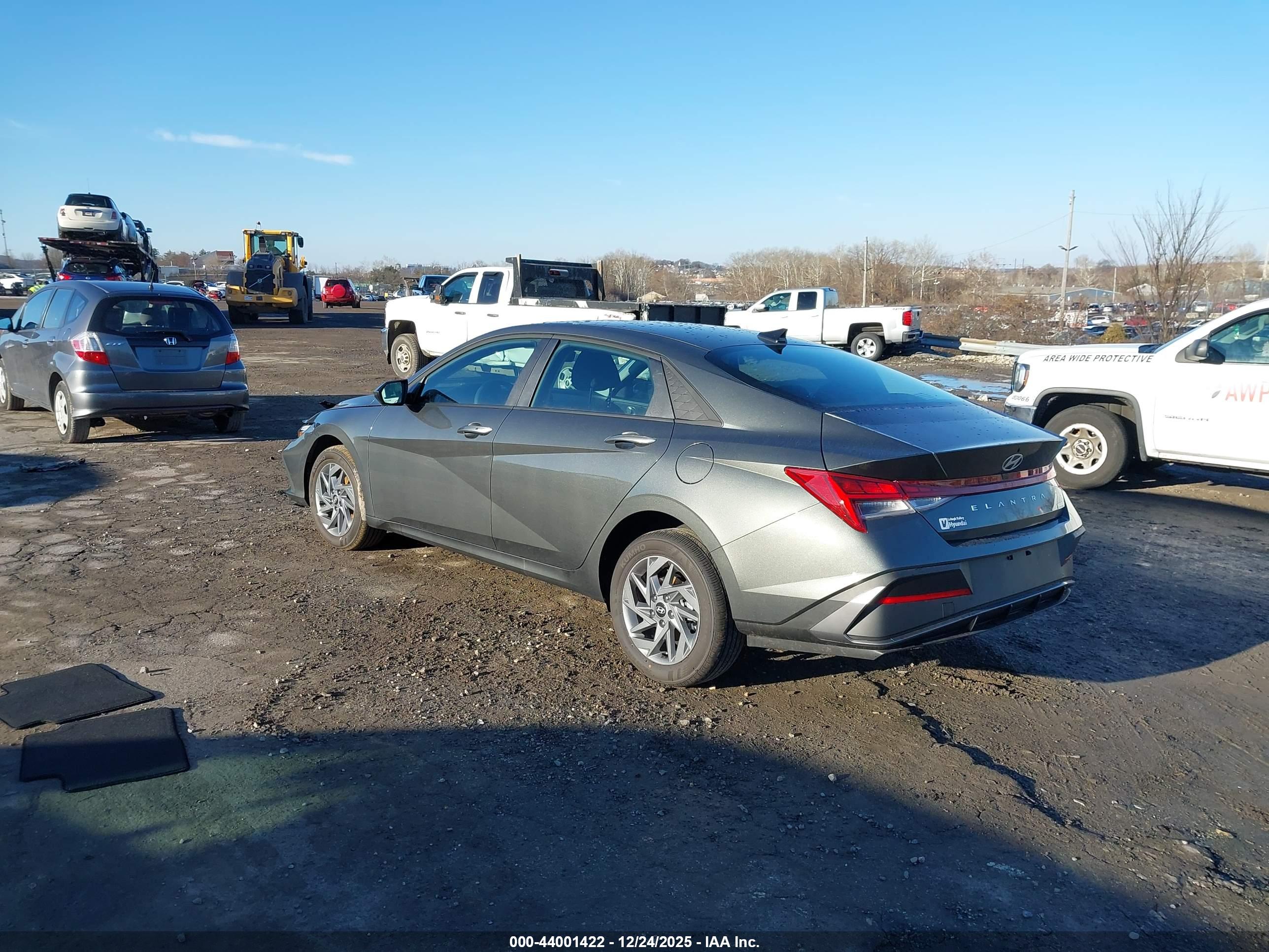HYUNDAI ELANTRA image 3