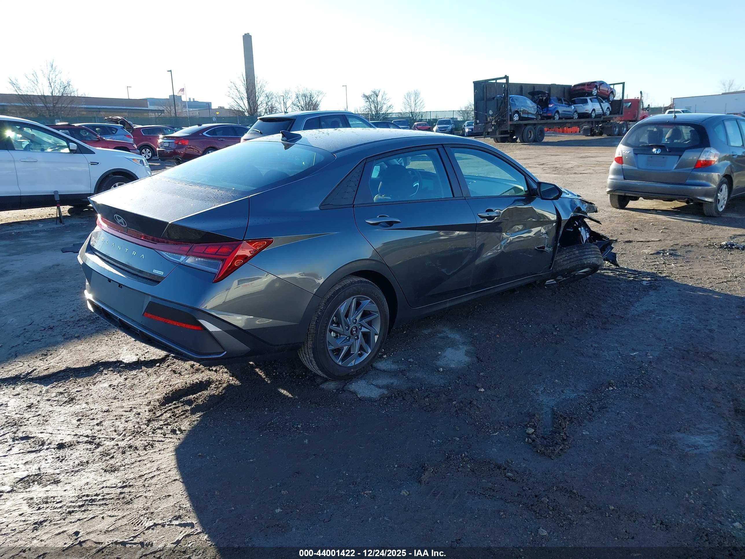 HYUNDAI ELANTRA image 4