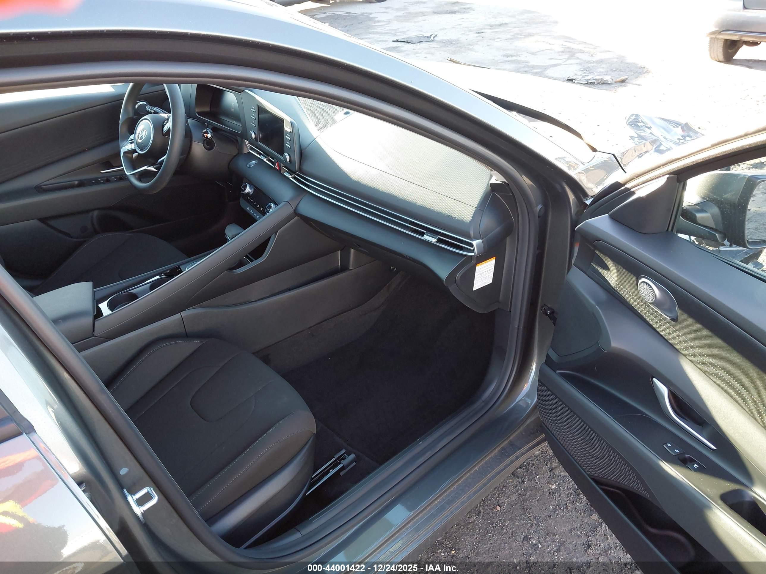 HYUNDAI ELANTRA image 5