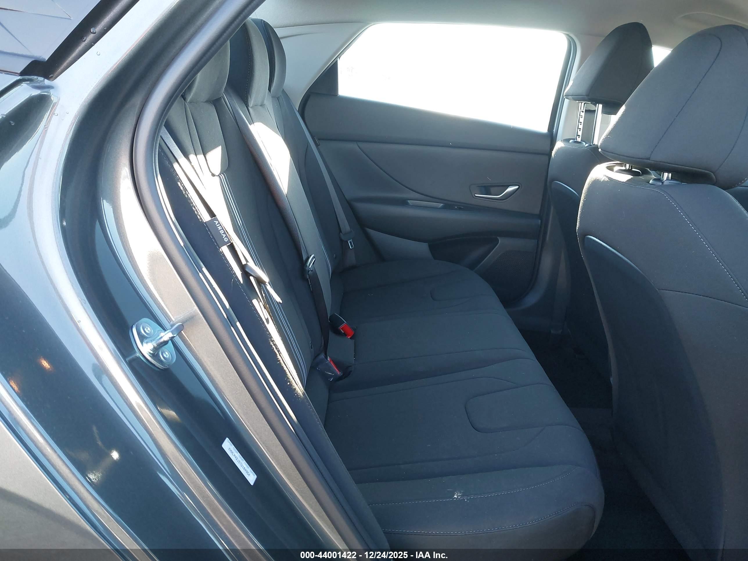 HYUNDAI ELANTRA image 8