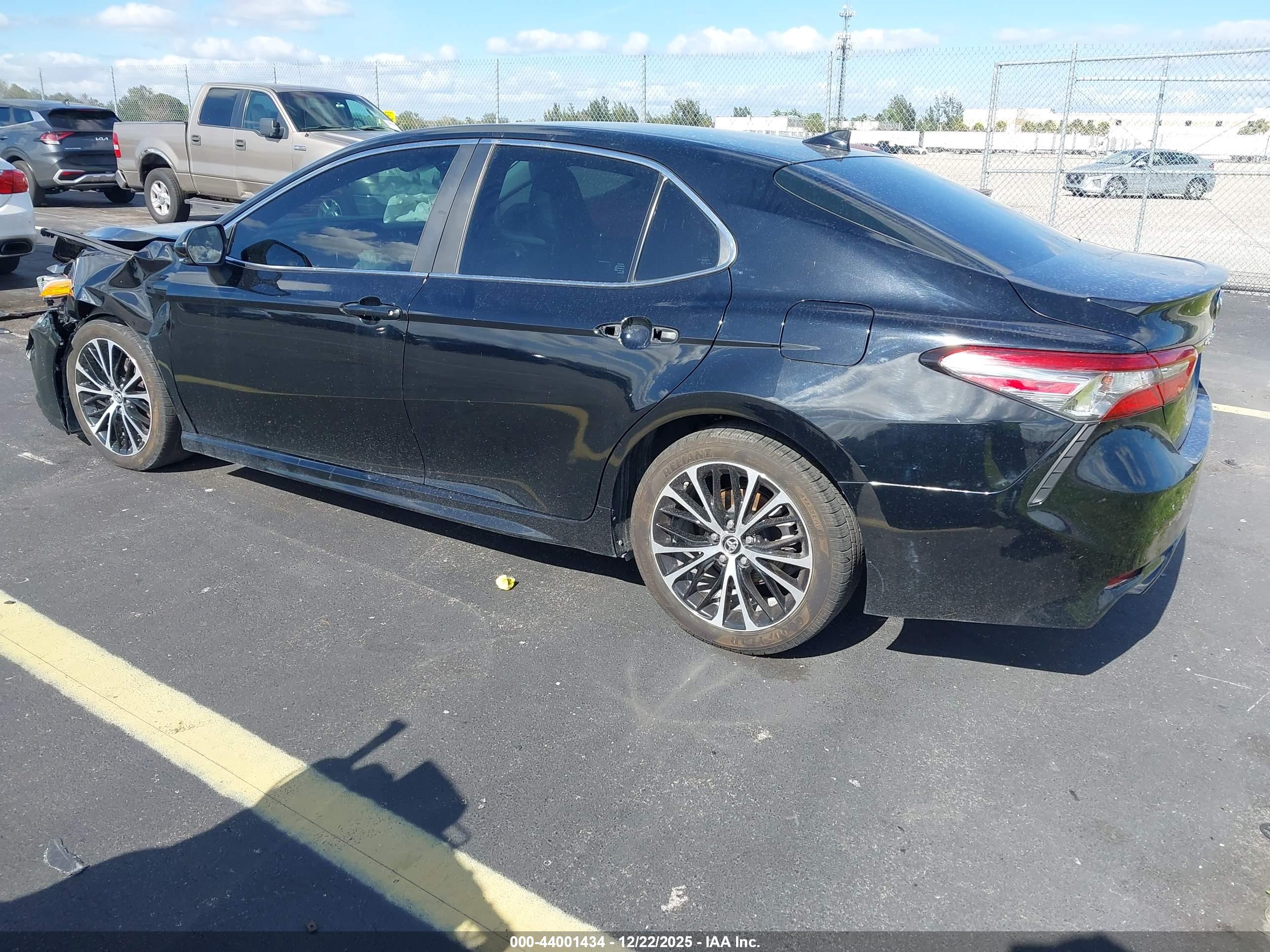 TOYOTA CAMRY image 3
