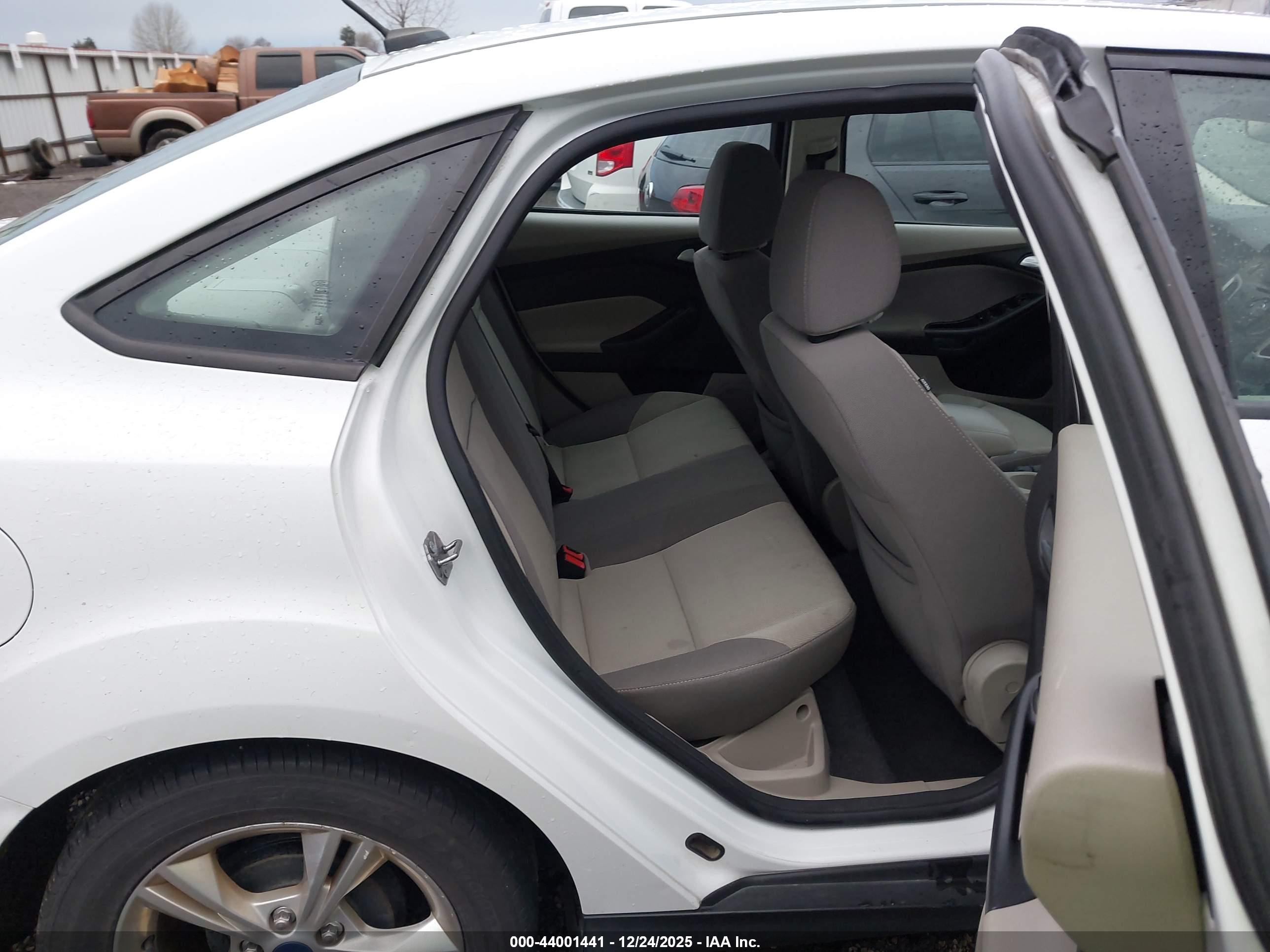 FORD FOCUS image 8