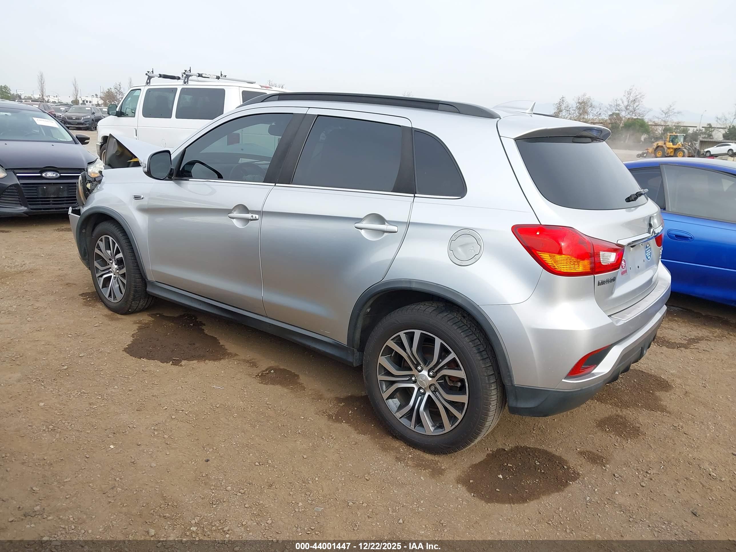 MITSUBISHI OUTLANDER image 3