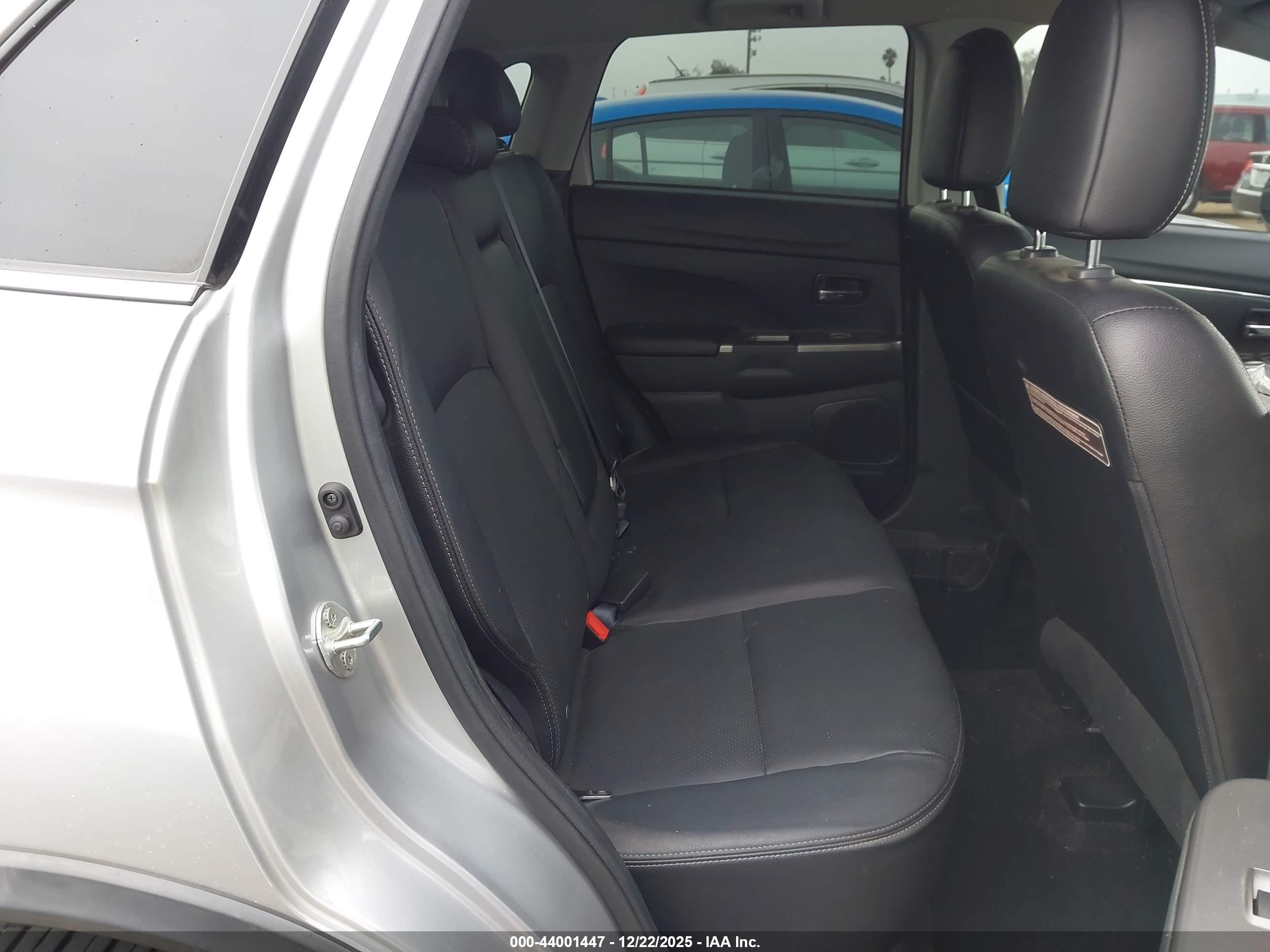 MITSUBISHI OUTLANDER image 8