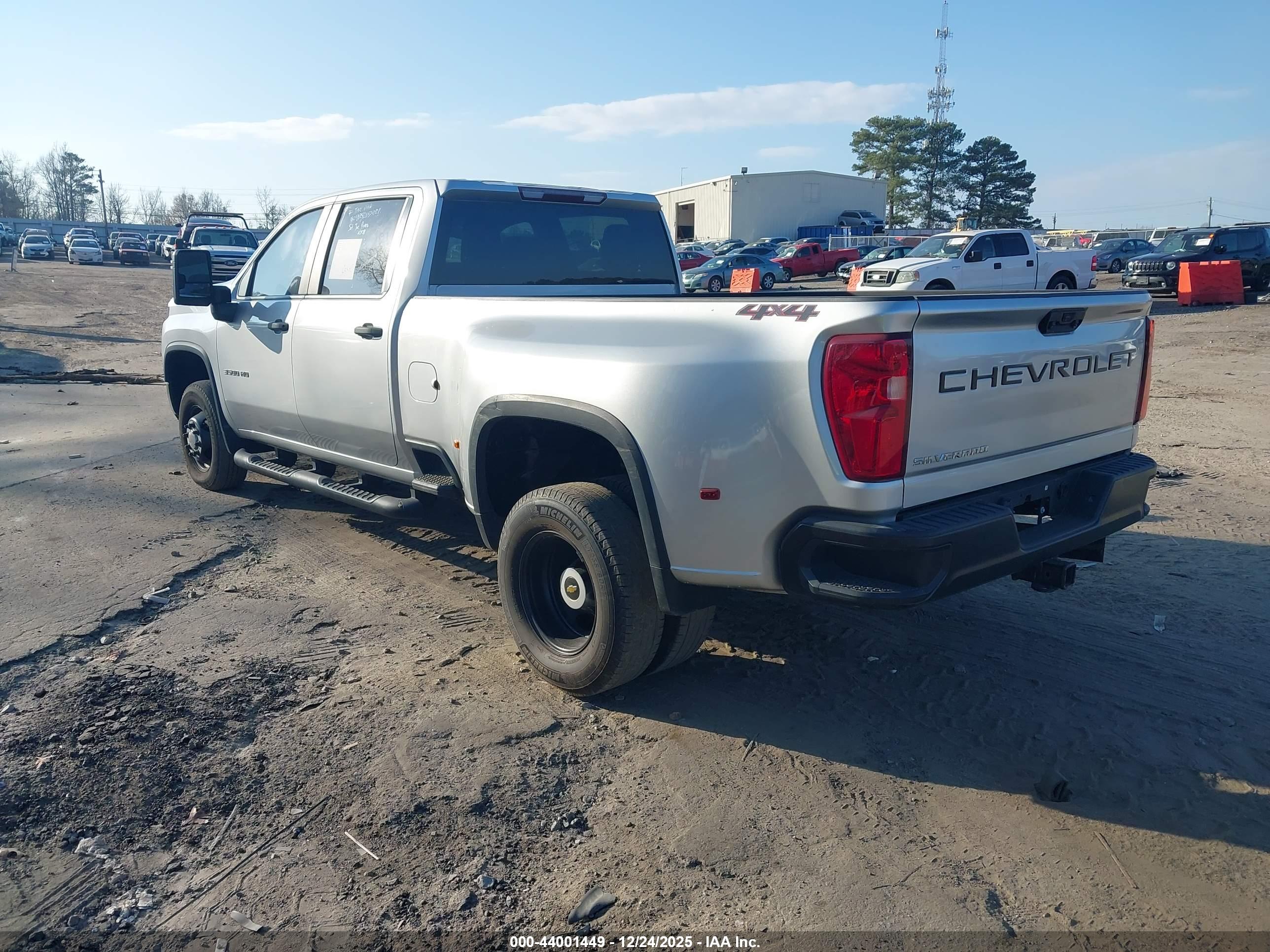 CHEVROLET SILVERADO image 3