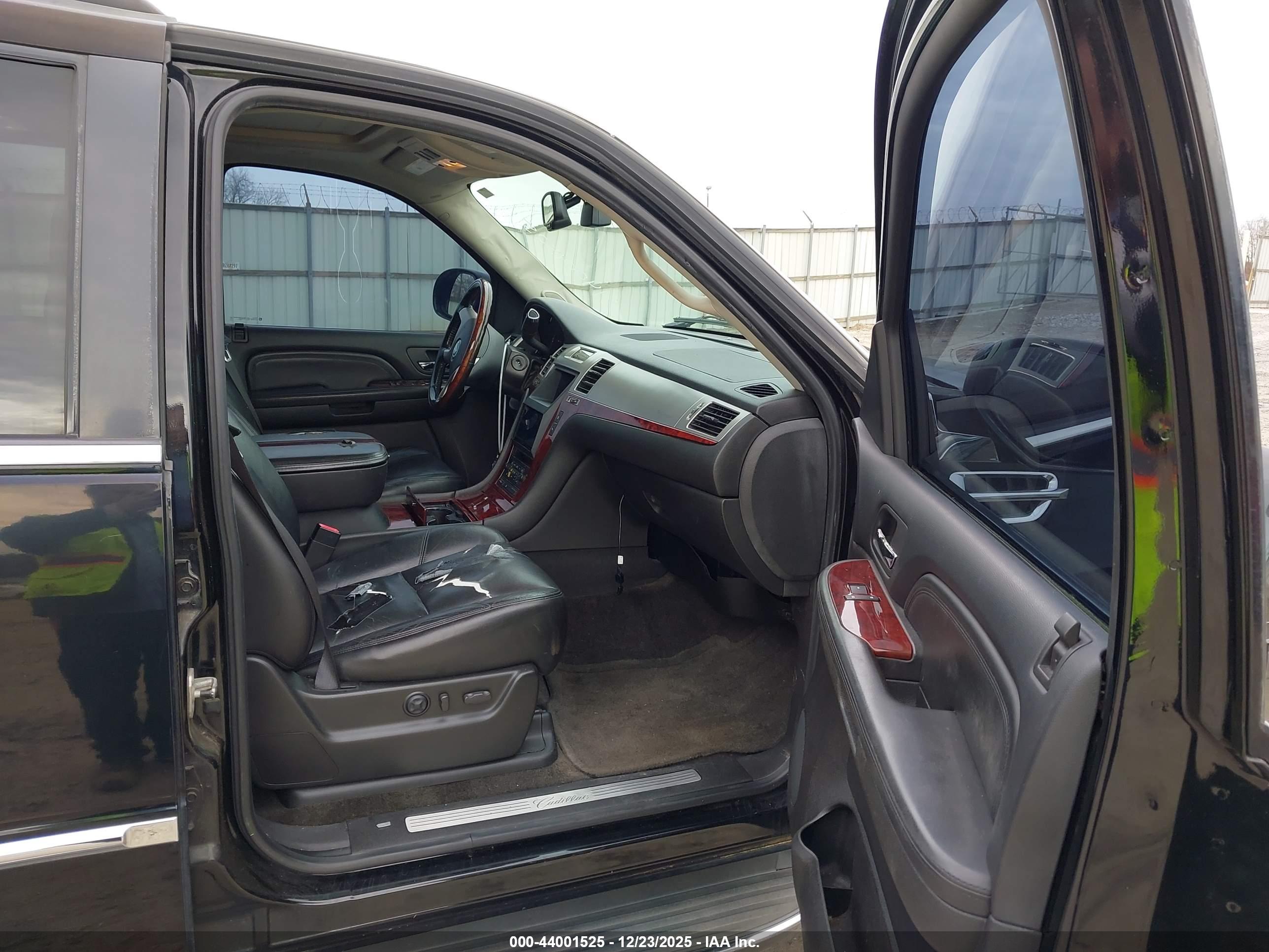 CADILLAC ESCALADE image 5