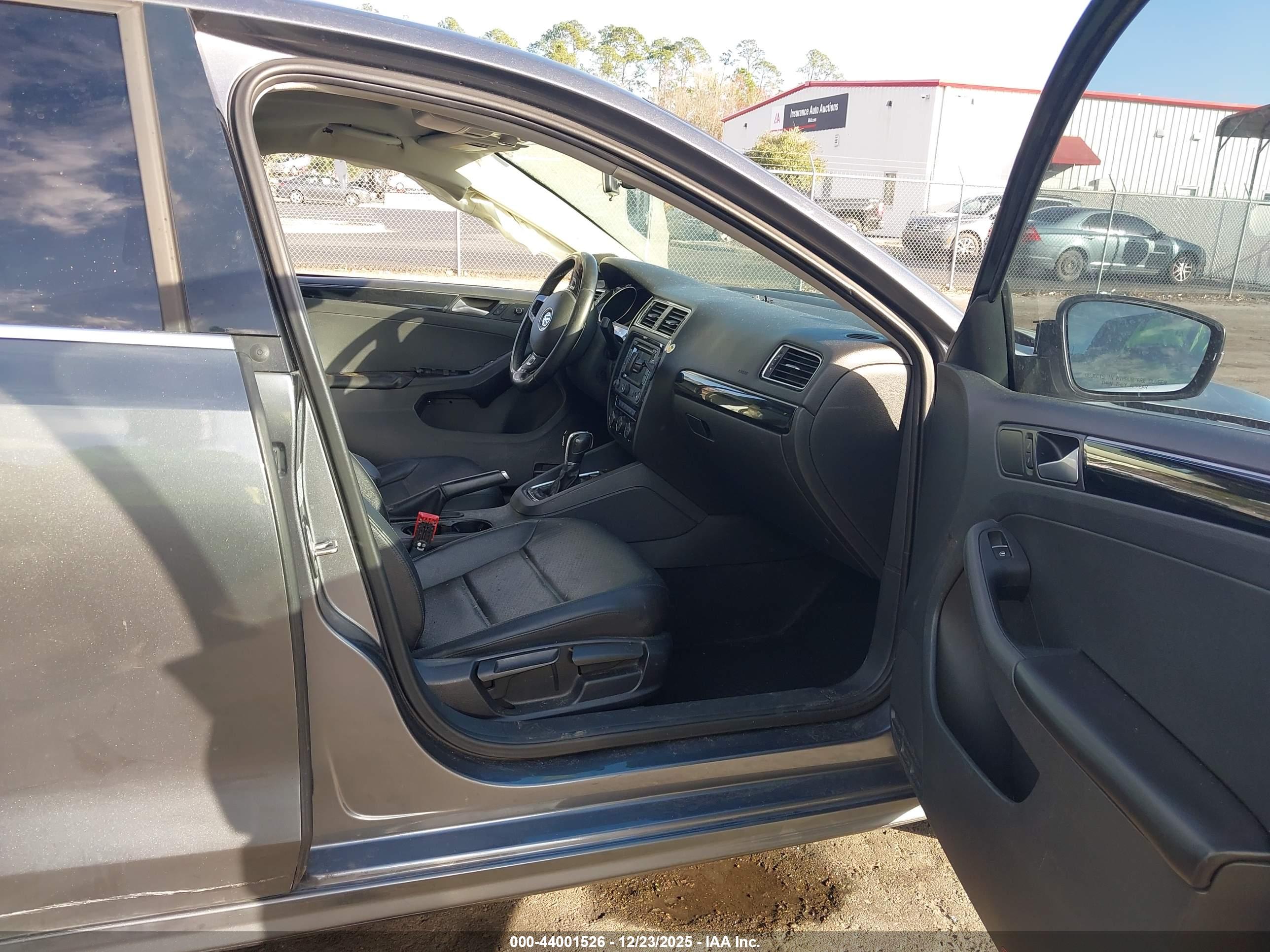 VOLKSWAGEN JETTA image 5
