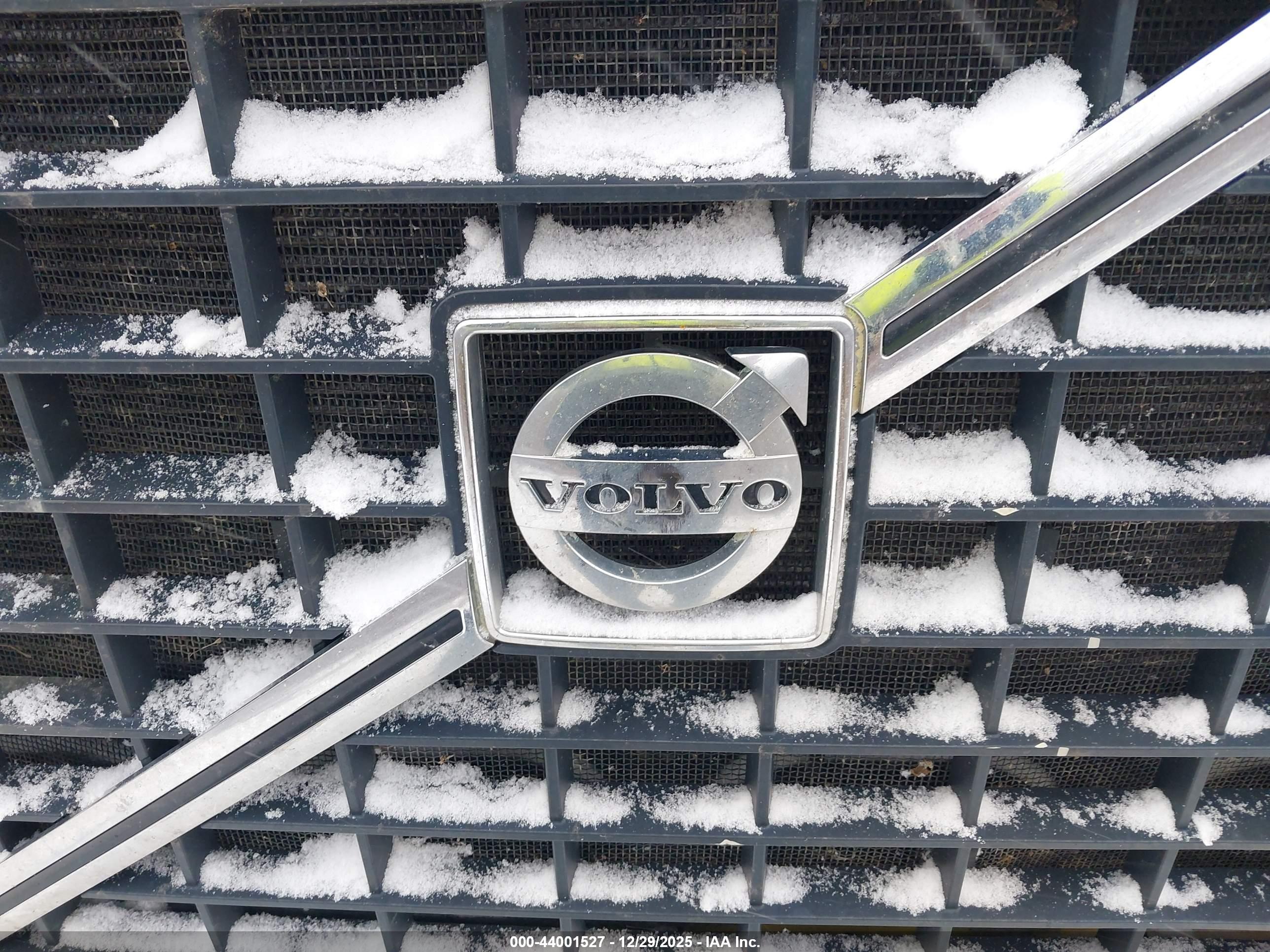 VOLVO VNL image 10