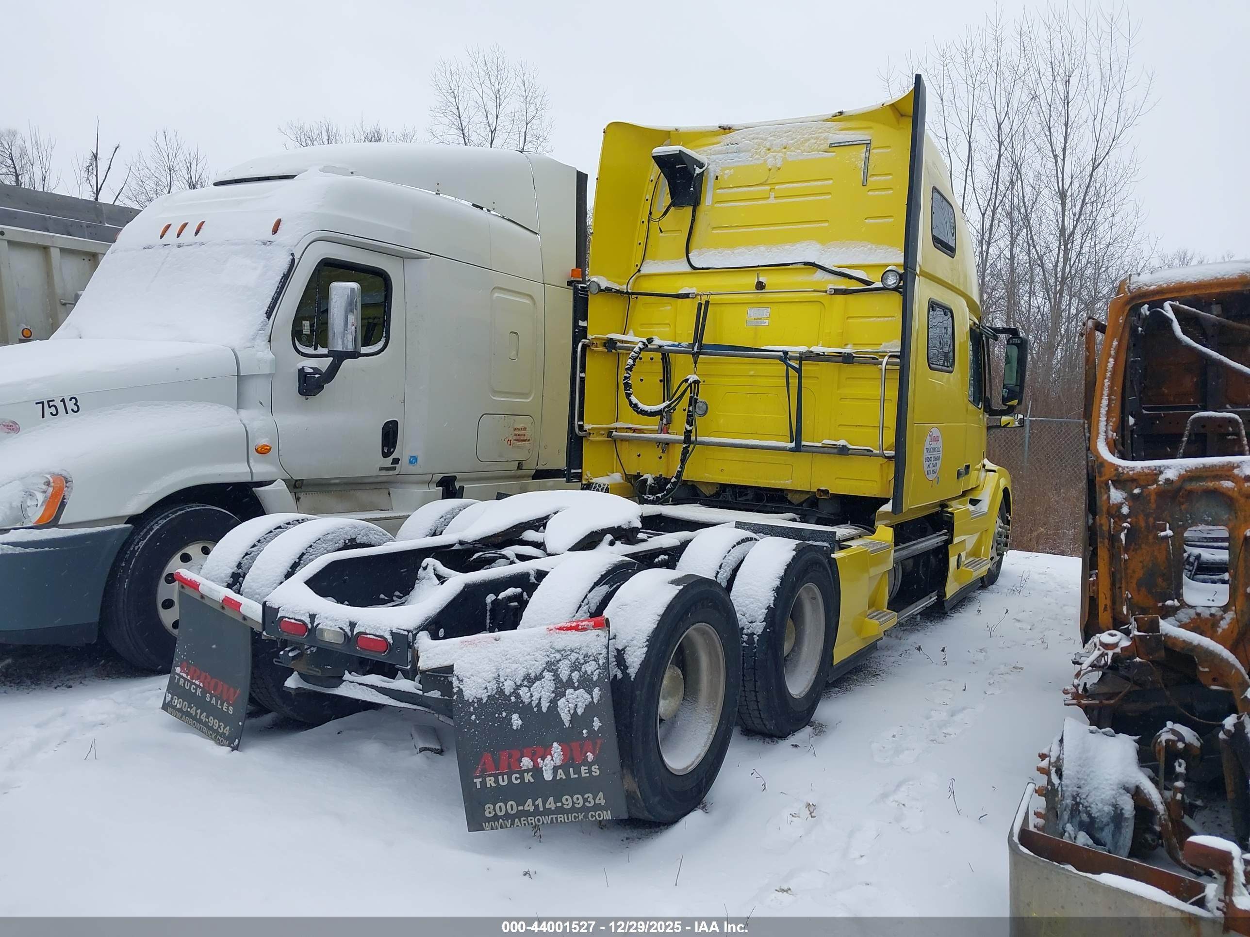VOLVO VNL image 4