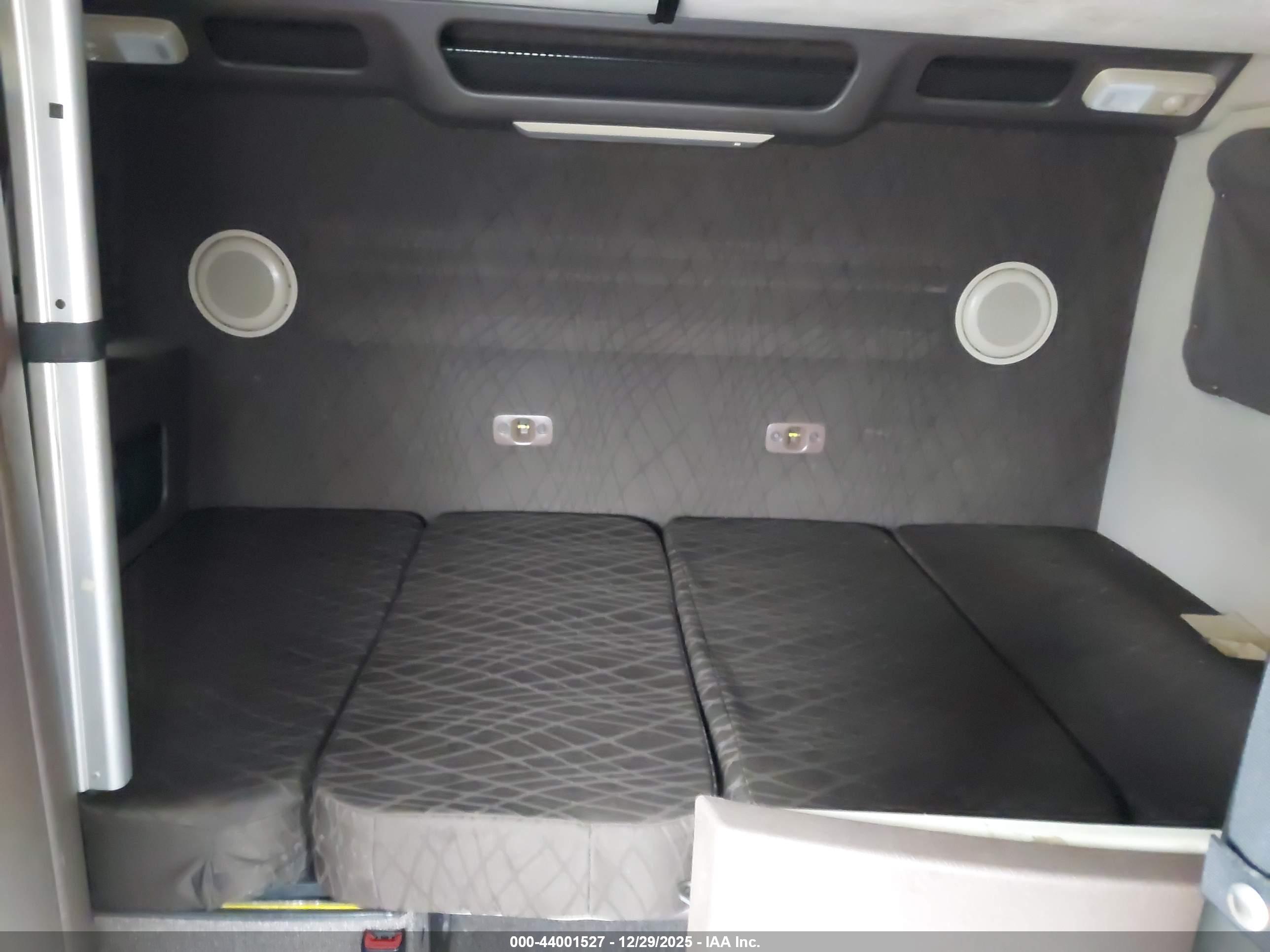 VOLVO VNL image 7