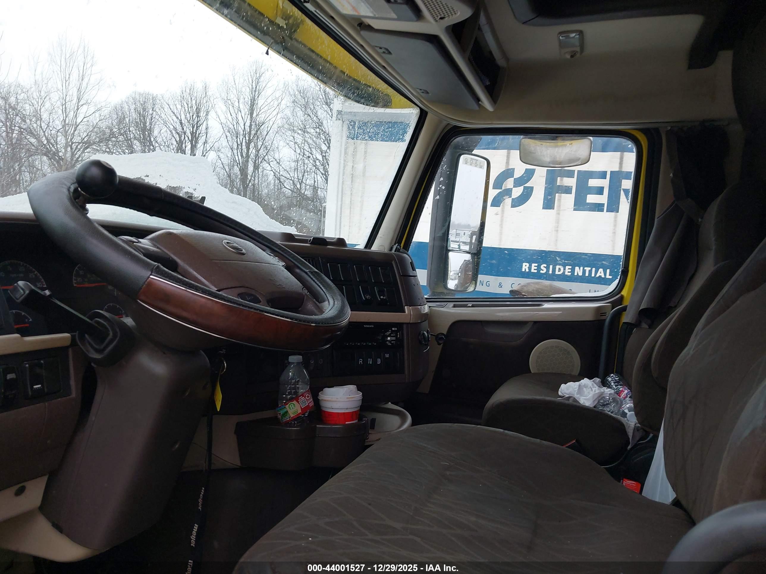 VOLVO VNL image 8