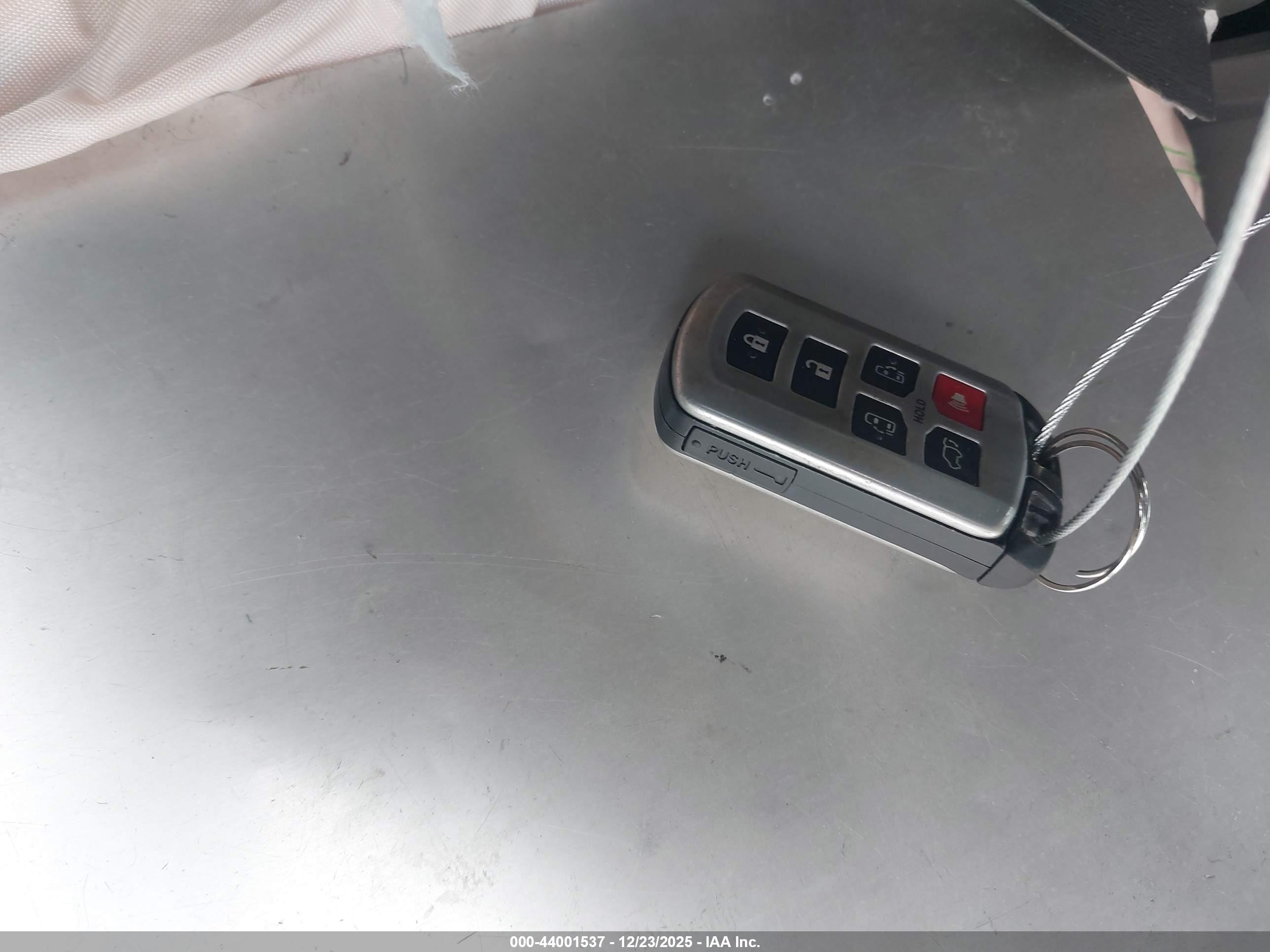 TOYOTA SIENNA image 11