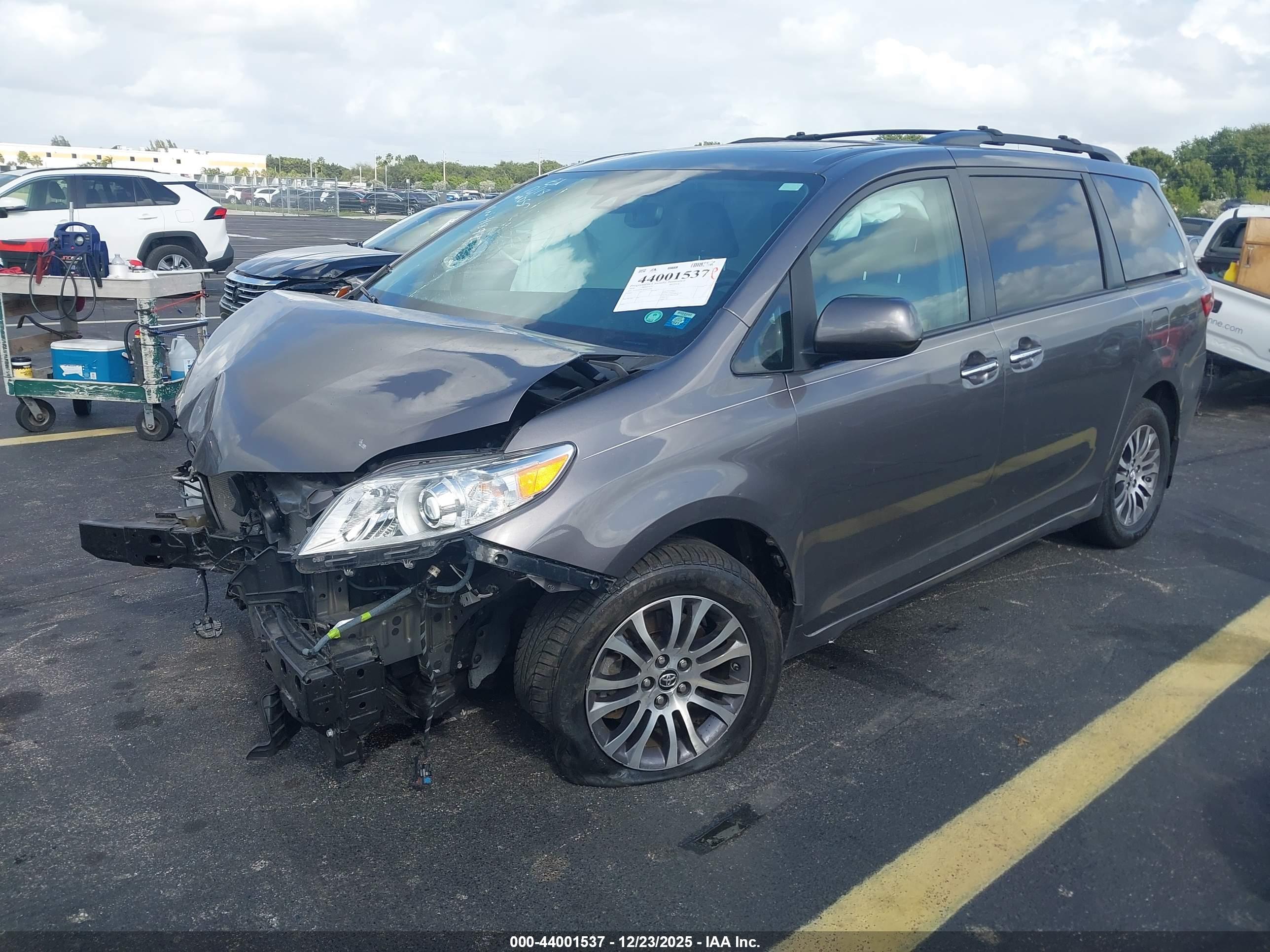 TOYOTA SIENNA image 2