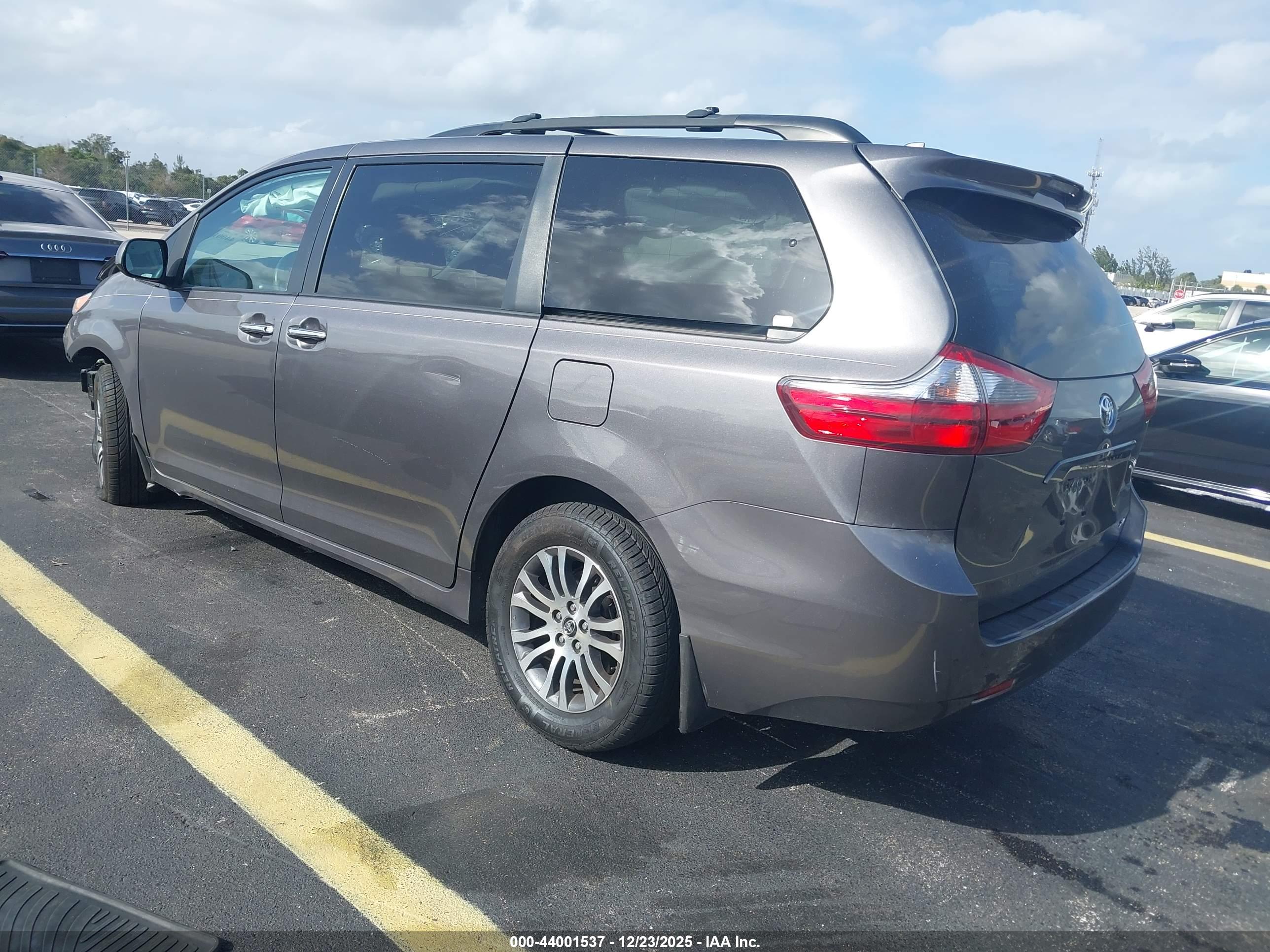 TOYOTA SIENNA image 3