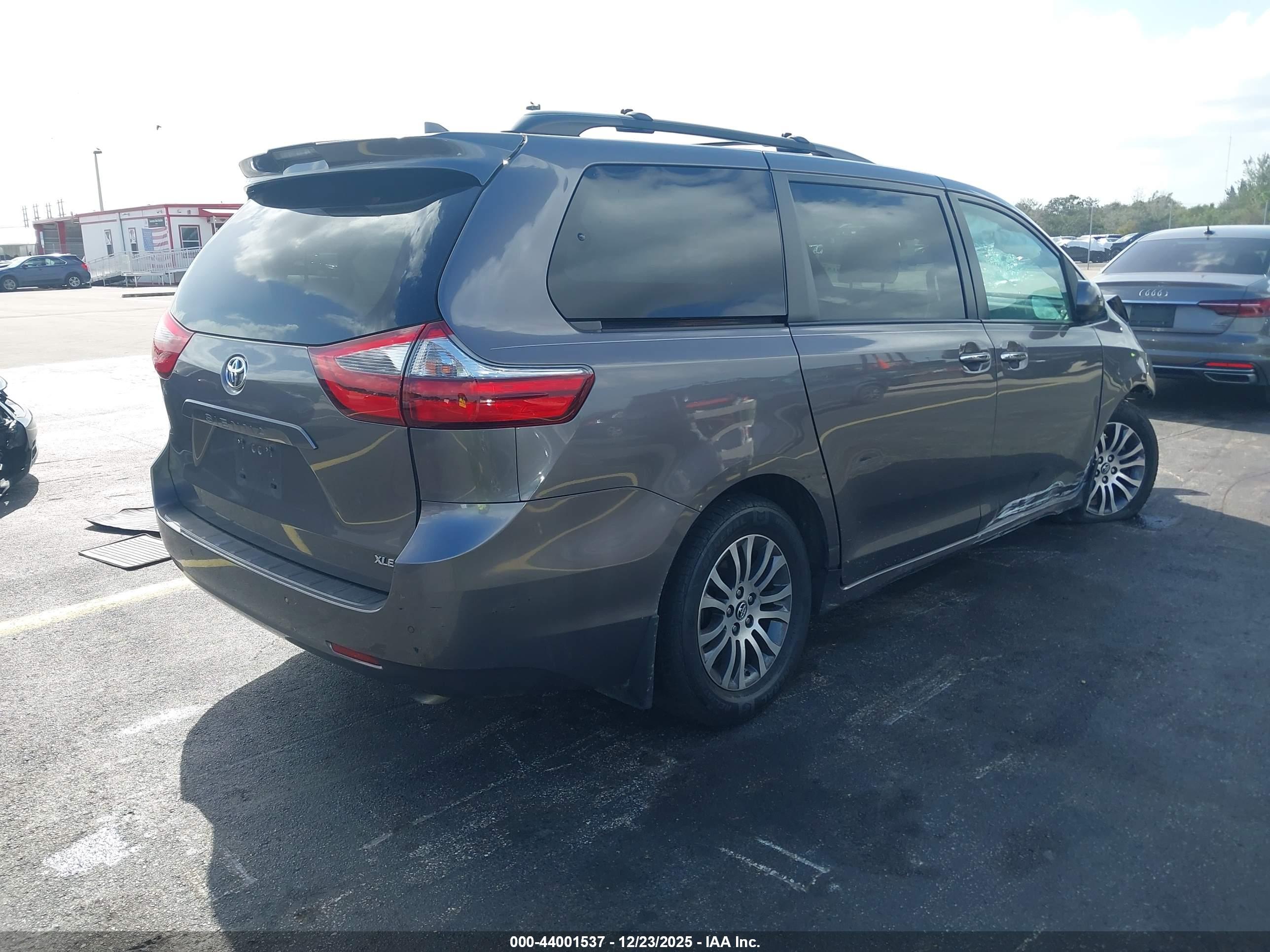 TOYOTA SIENNA image 4