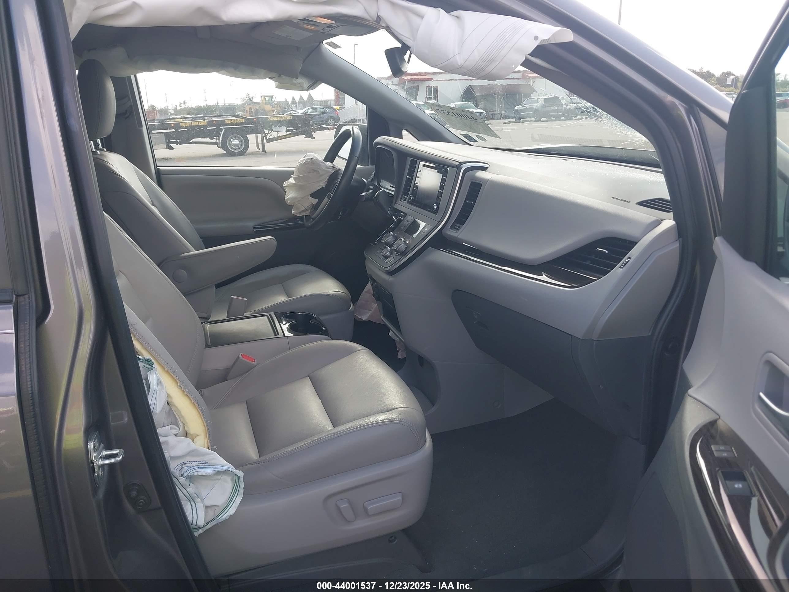 TOYOTA SIENNA image 5