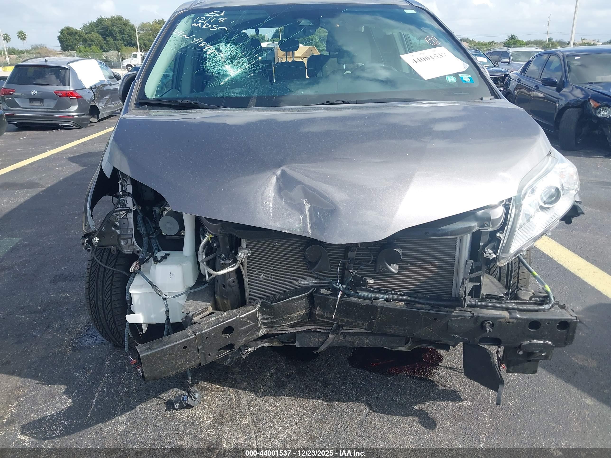 TOYOTA SIENNA image 6