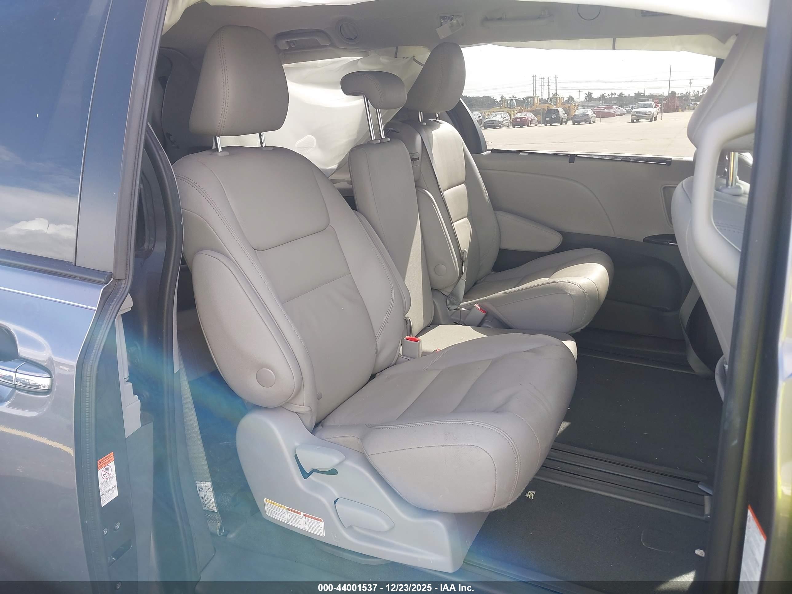 TOYOTA SIENNA image 8