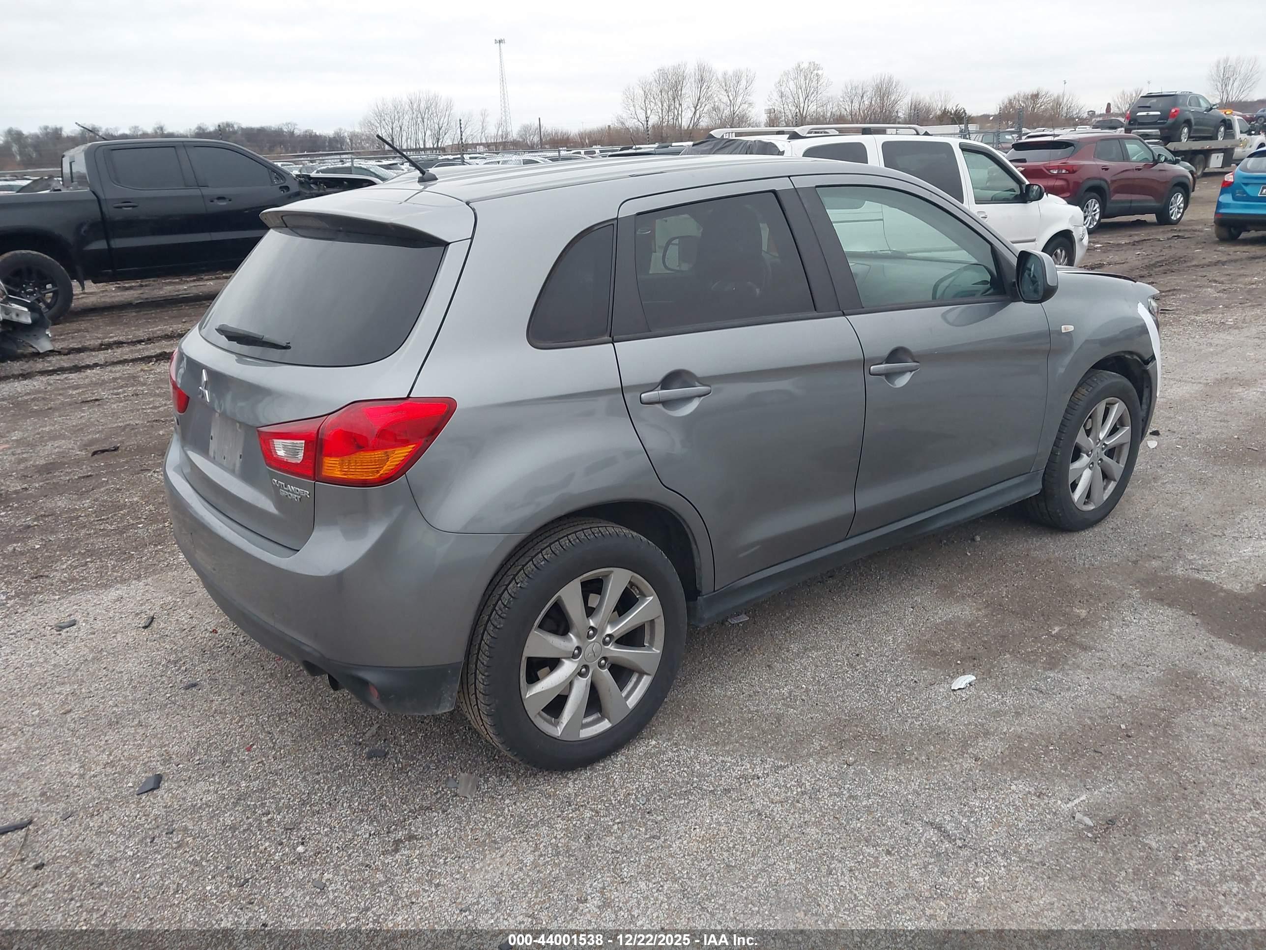 MITSUBISHI OUTLANDER image 4