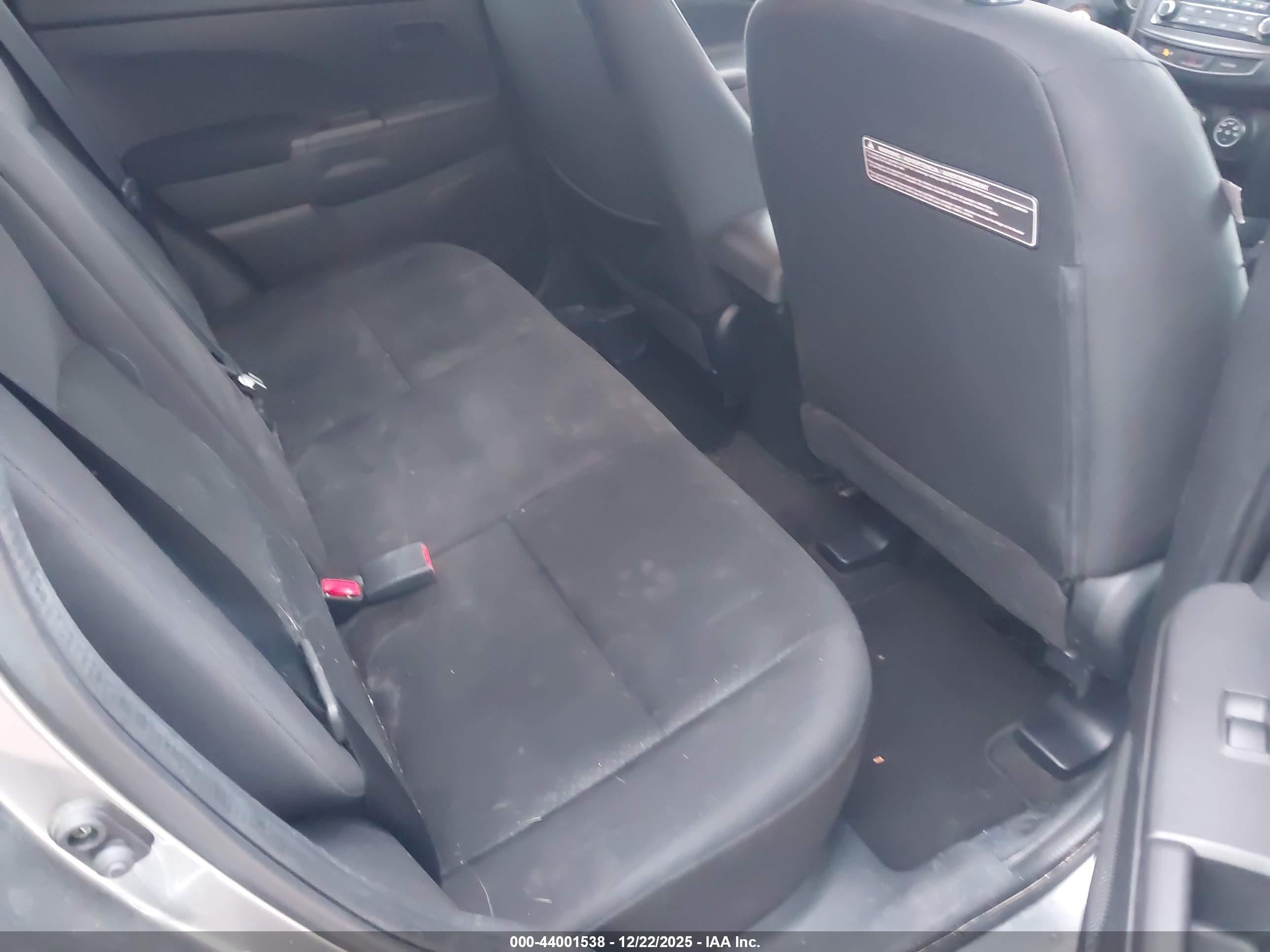 MITSUBISHI OUTLANDER image 8