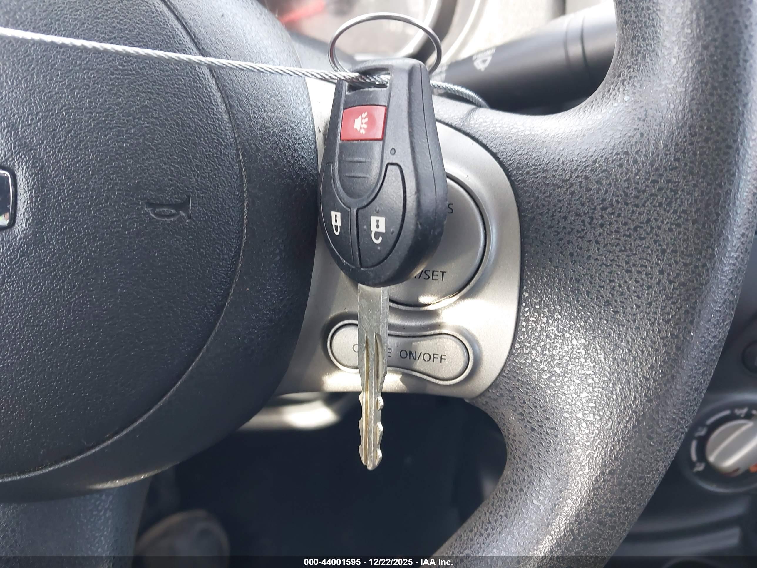 NISSAN VERSA image 11