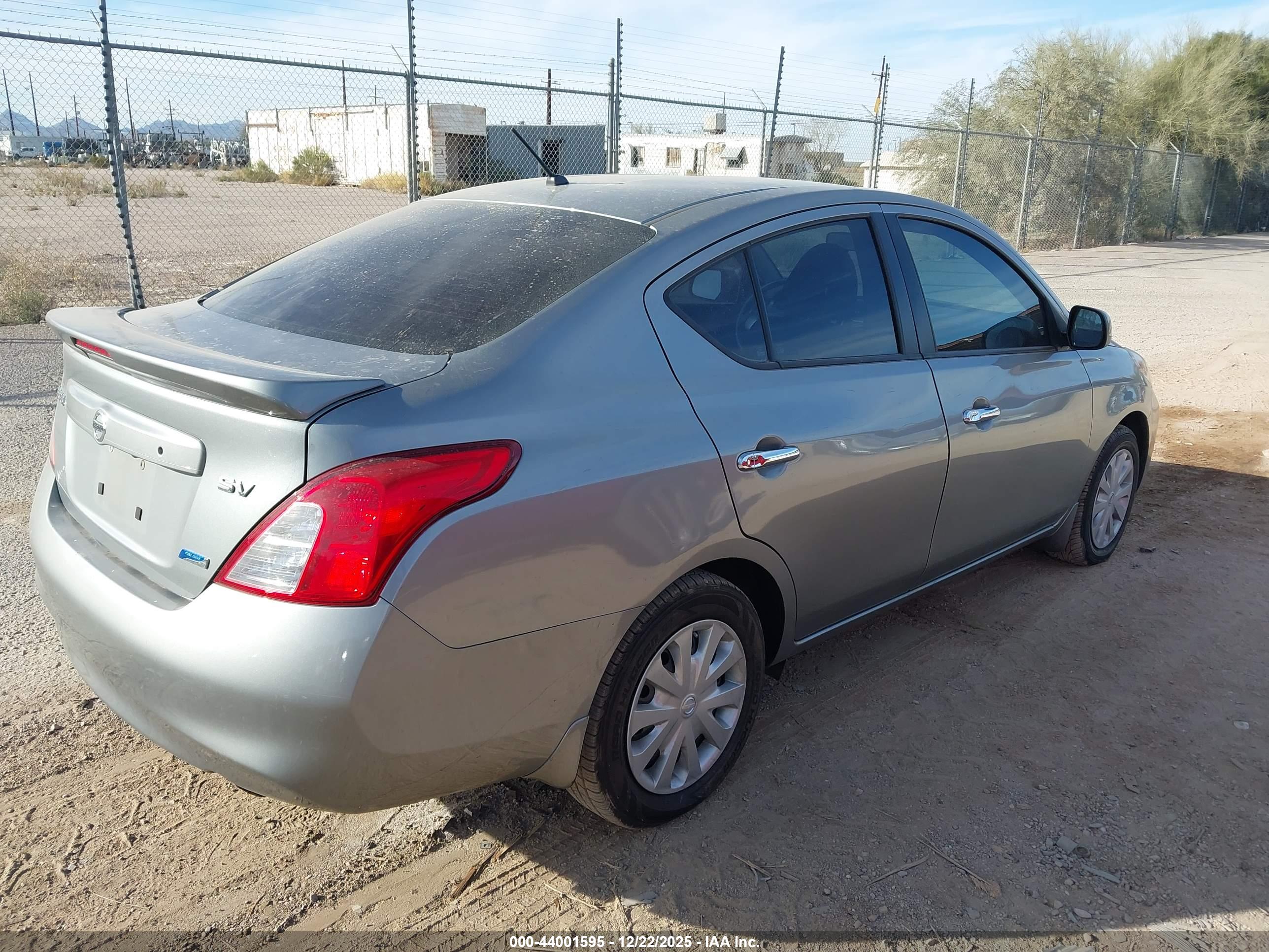 NISSAN VERSA image 4