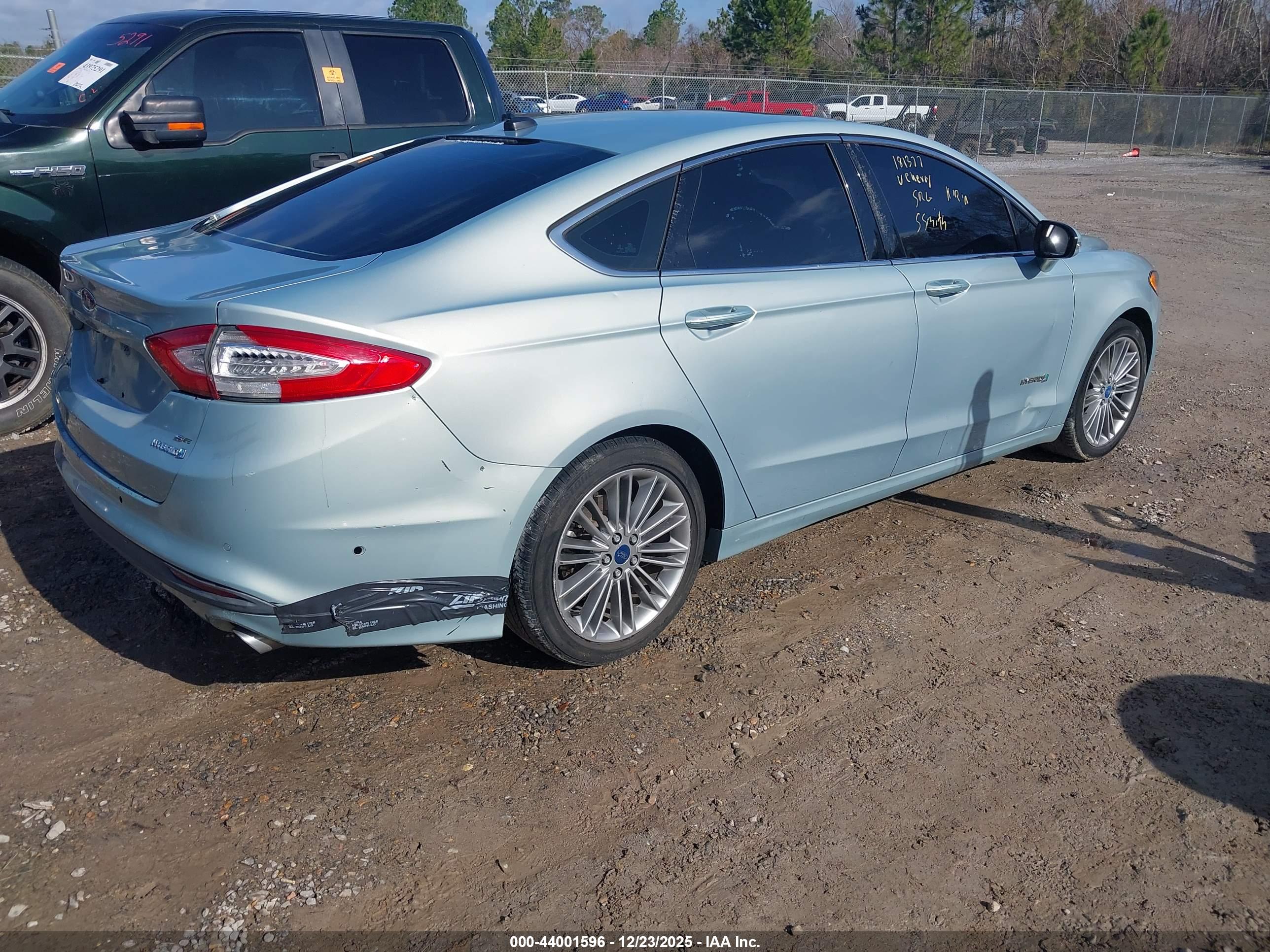 FORD FUSION image 4
