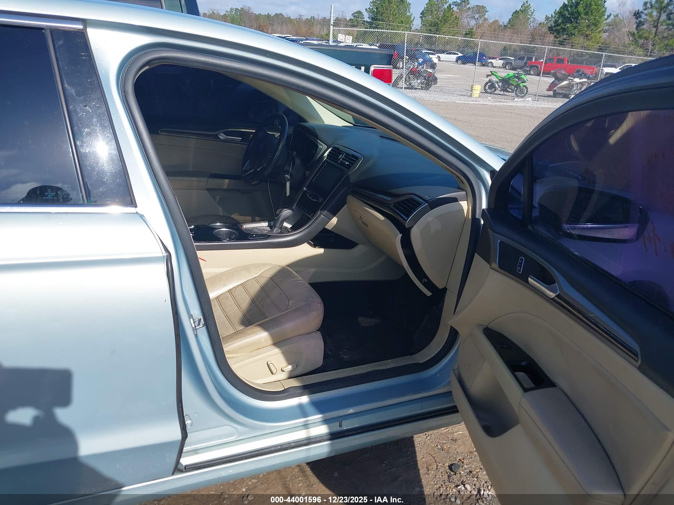 FORD FUSION image 5