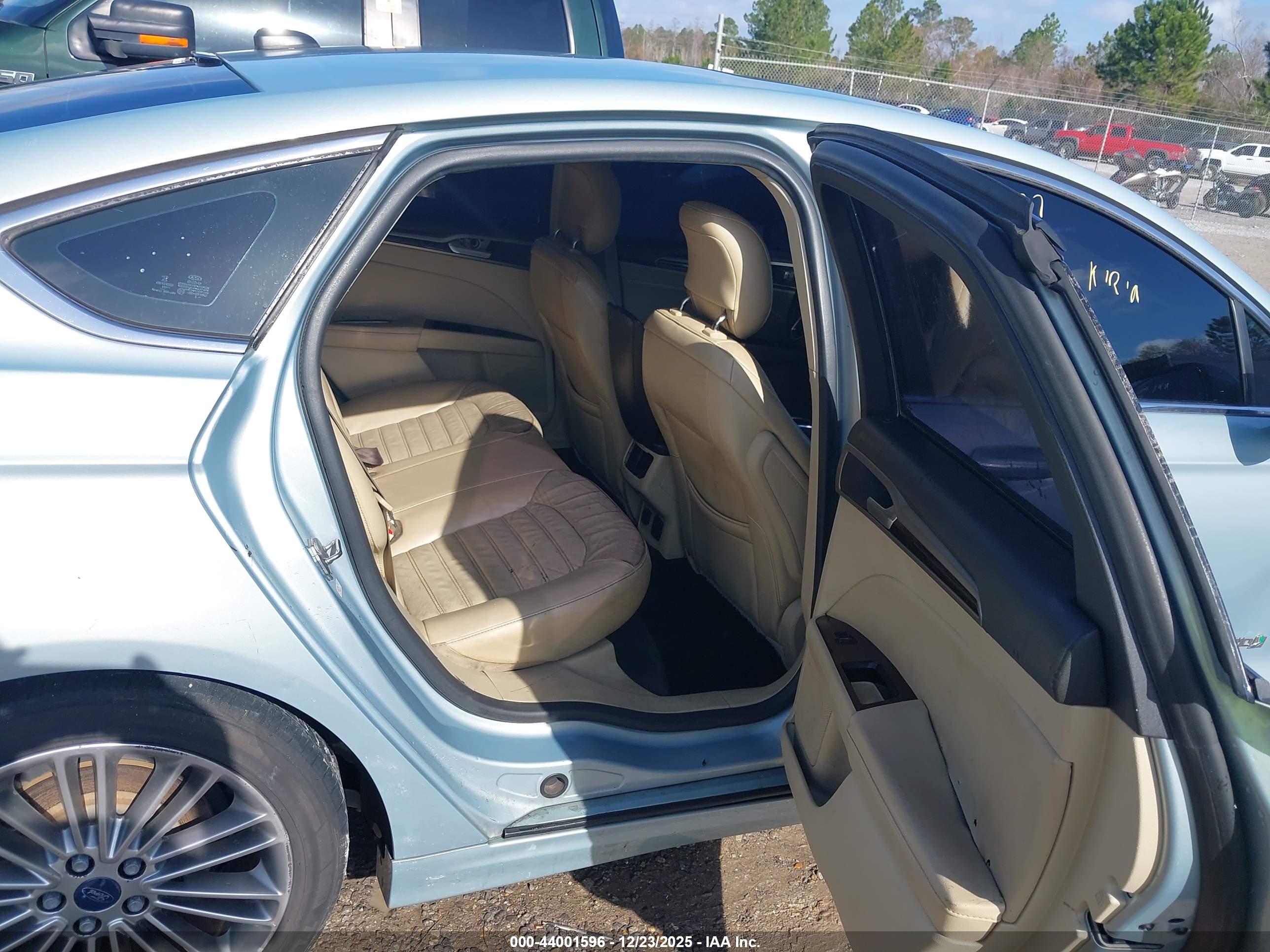 FORD FUSION image 8