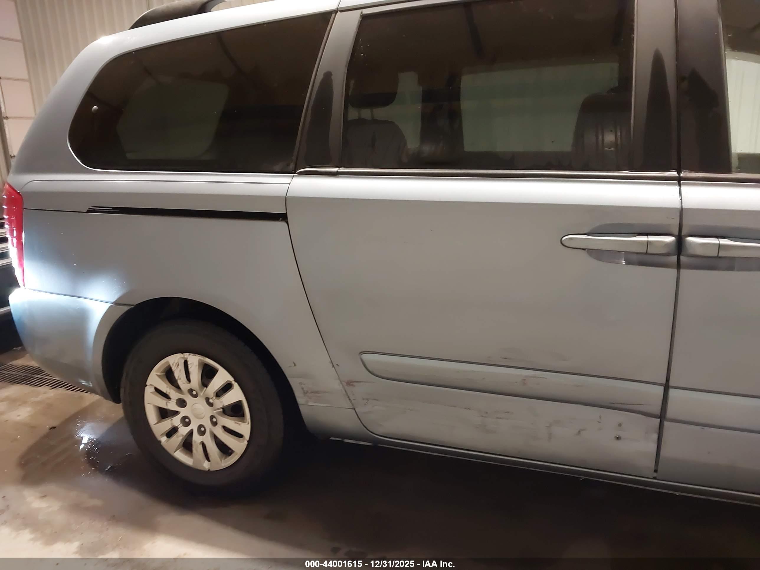 KIA SEDONA image 6