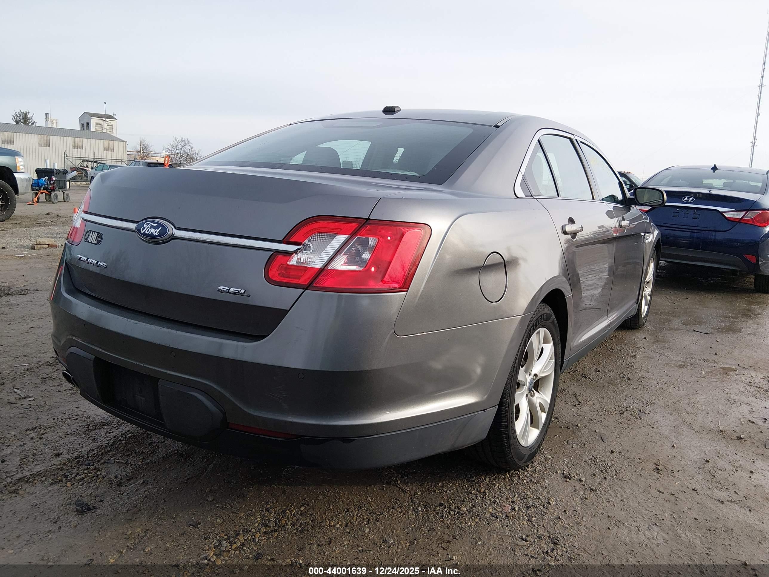 FORD TAURUS image 4